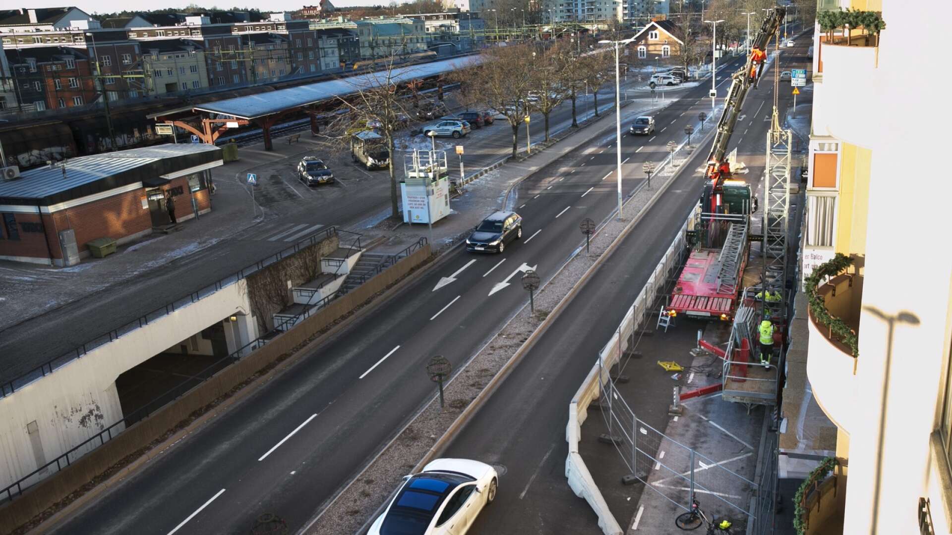 De blågröna och S i stadsbyggnadsnämnden är oeniga om trafik ska tillåtas längs hela Hamngatan i Karlstads centrum.