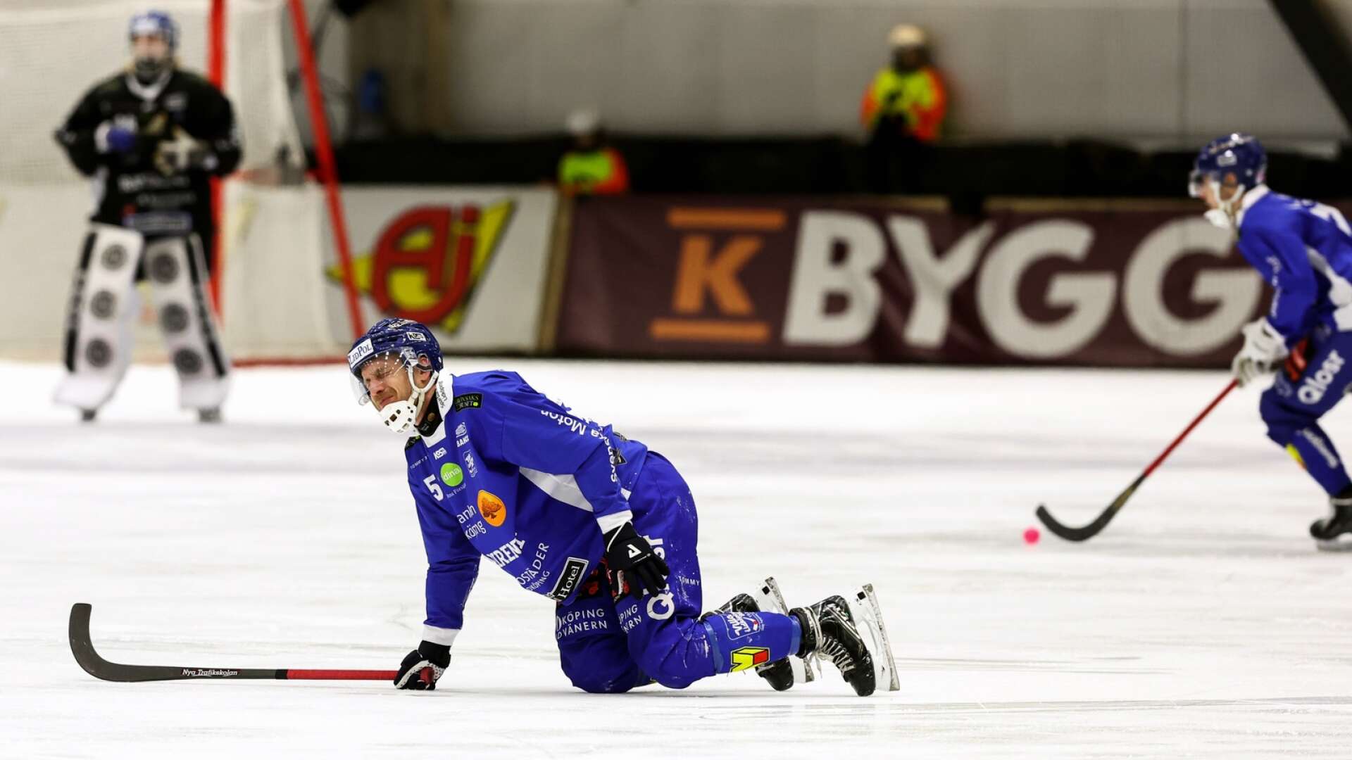 Erik Säfström grinar illa efter smällen mot vänsterknäet i den tredje SM-semifinalen hemma mot Vetlanda.