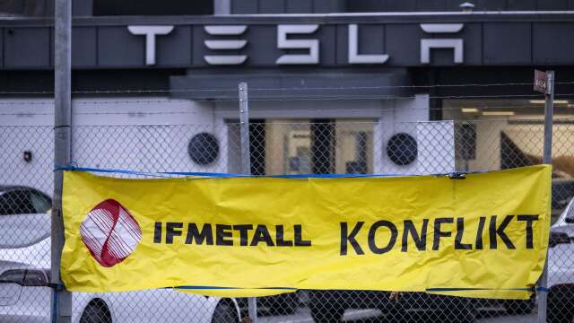 Banderoll från IF Metall med texten ’konflikt’ utanför Tesla-anläggningen på Boplatsgatan i Malmö på måndagen.
