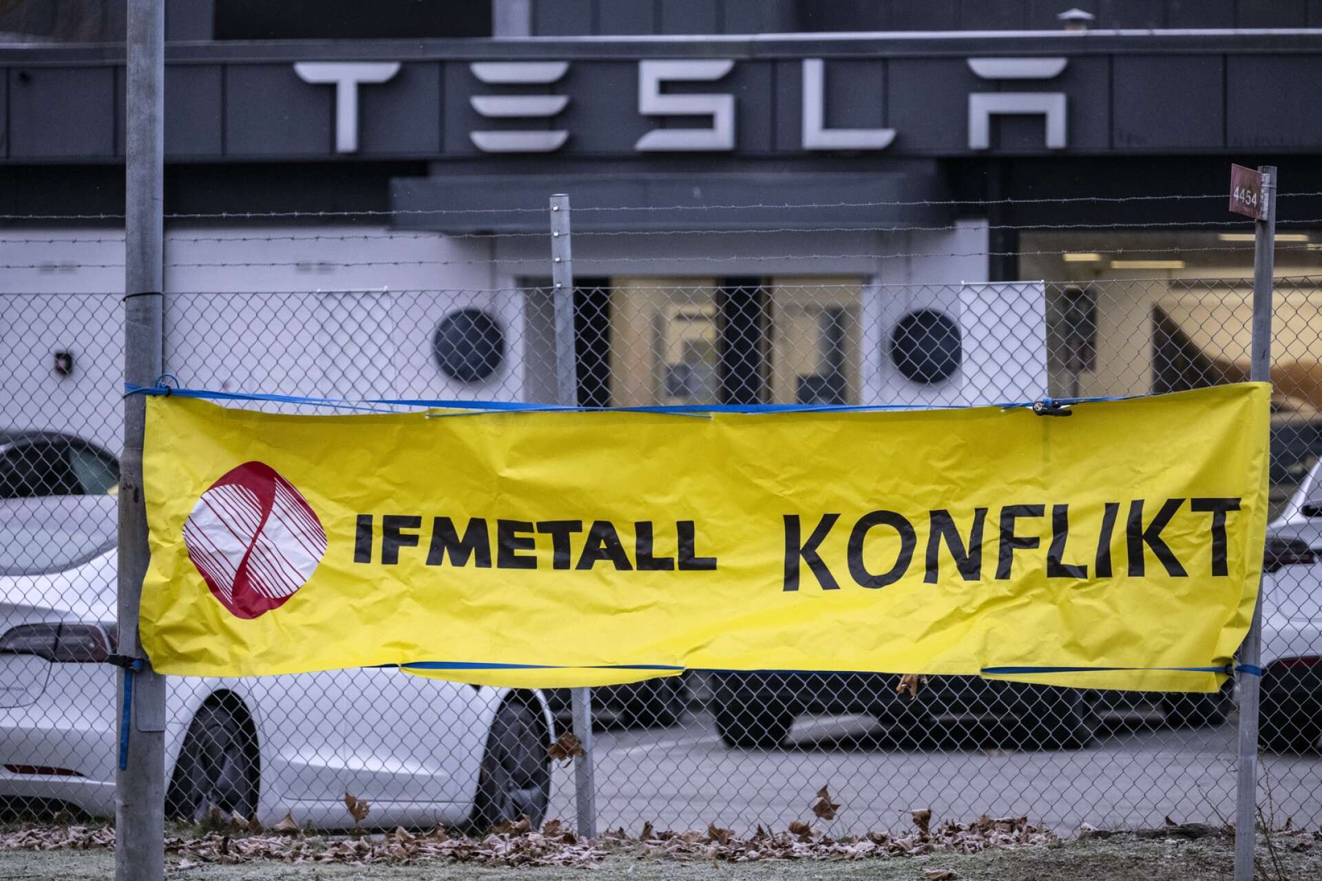 Banderoll från IF Metall med texten ’konflikt’ utanför Tesla-anläggningen på Boplatsgatan i Malmö på måndagen.