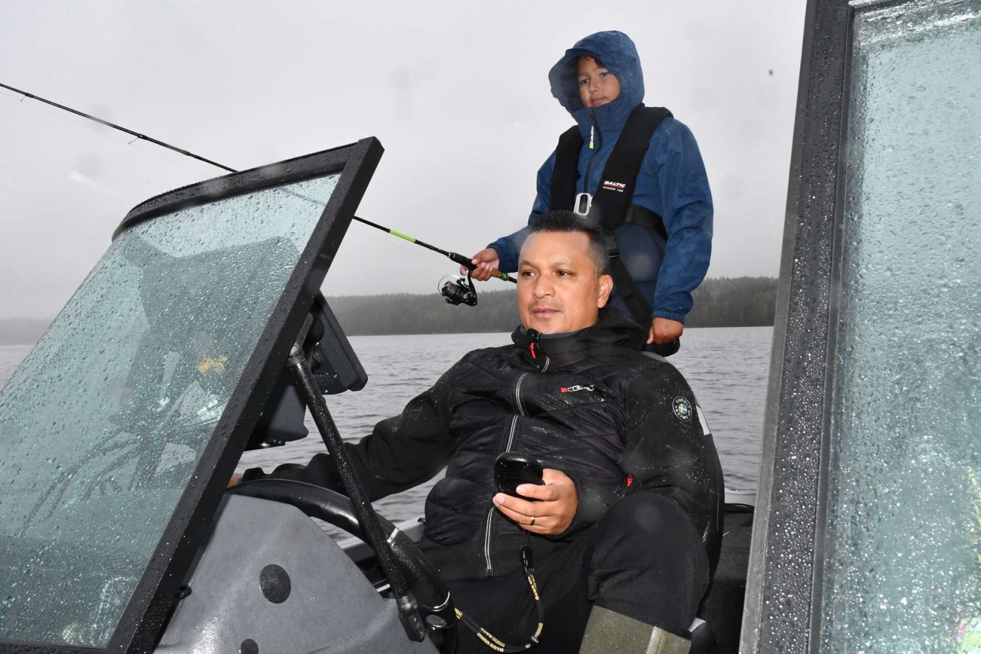 AN hängde med far och son Philipsson, Simon och Anton, ut på Nysockensjön för en fisketur där målet var att försöka fånga en gös.