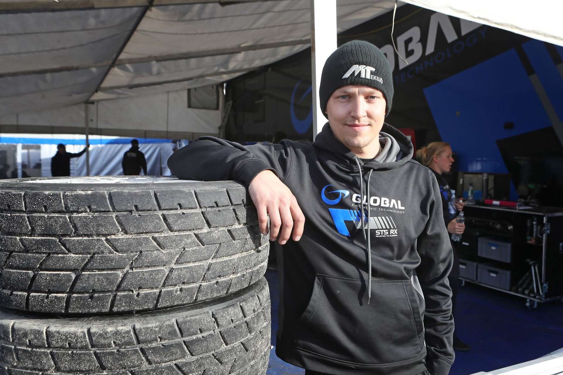 Simon Olofsson däckade alla under RallyX i Finland.