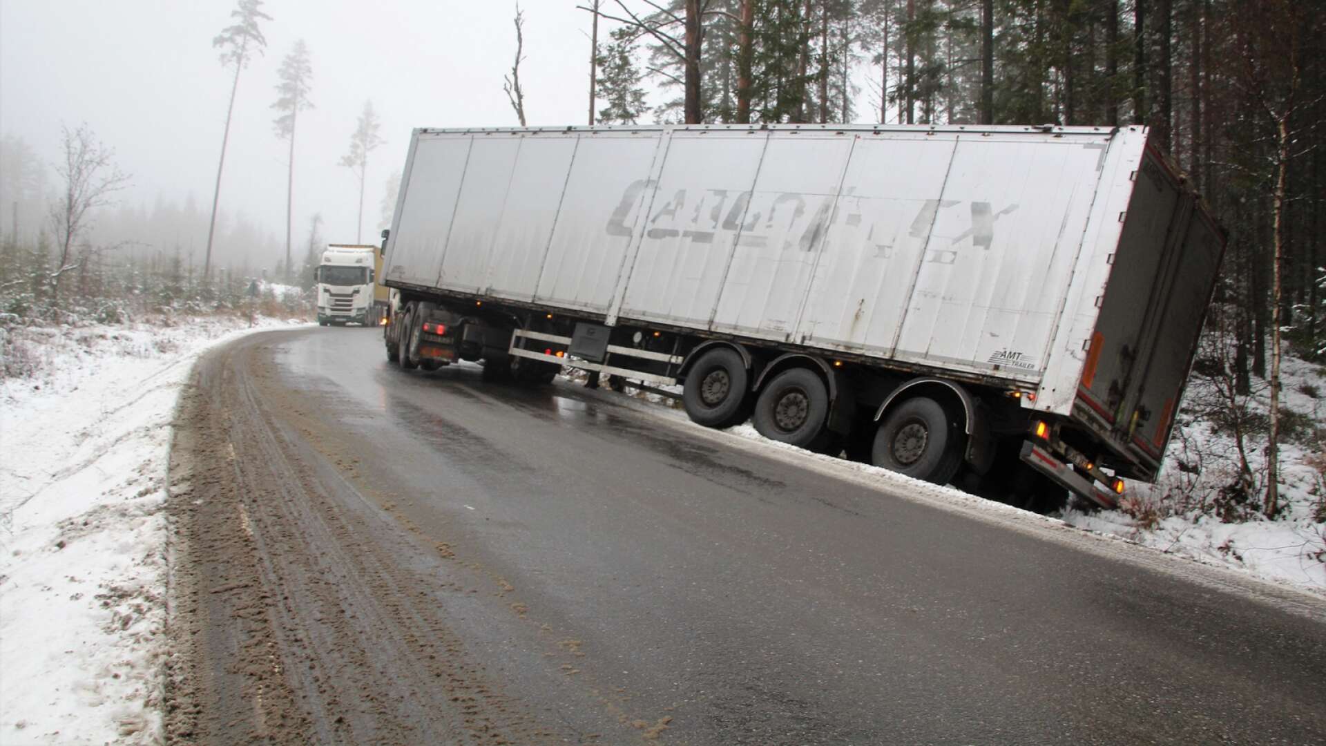 En lastbil kanade i diket efter möte på Nössemarksvägen på måndagsförmiddagen. Ingen person kom till skada. 