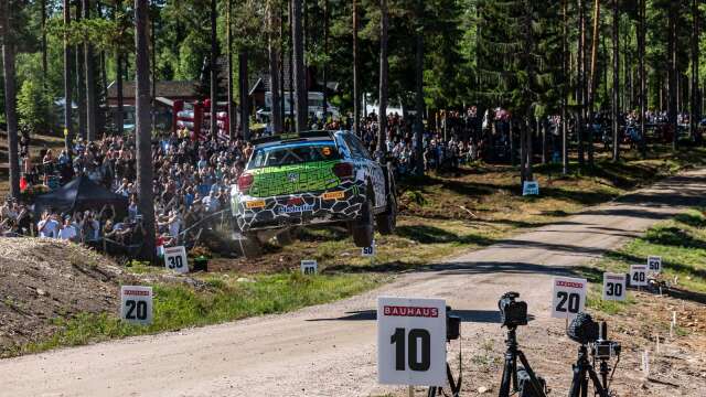Oliver Solberg med brittiske kartläsaren Elliott Edmondson vann sju av nio lördagssträckor i WRC 2 på Estlands VM-rally.