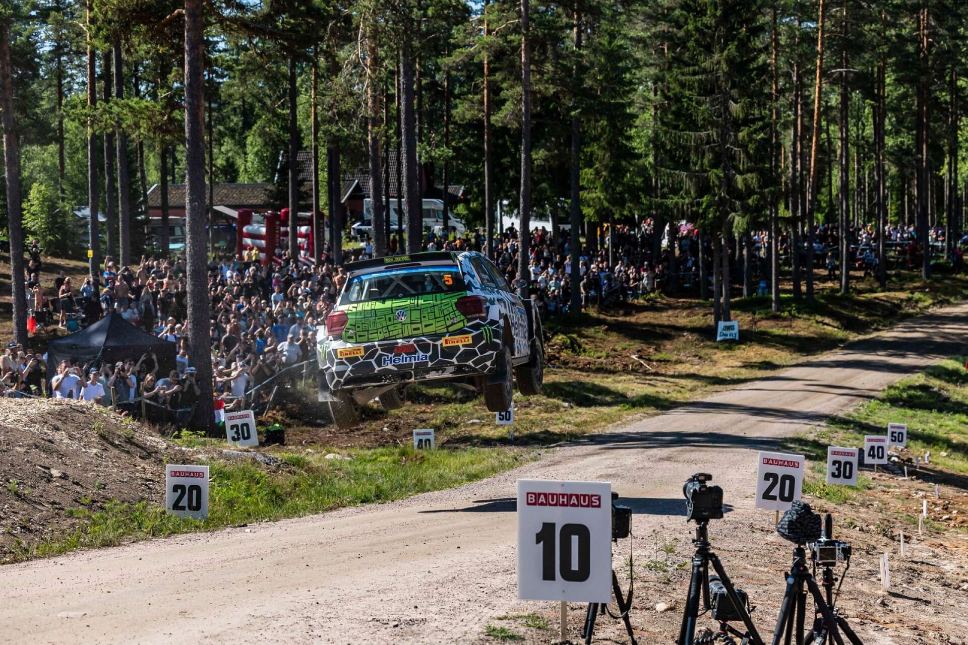 Oliver Solberg med brittiske kartläsaren Elliott Edmondson vann sju av nio lördagssträckor i WRC 2 på Estlands VM-rally.