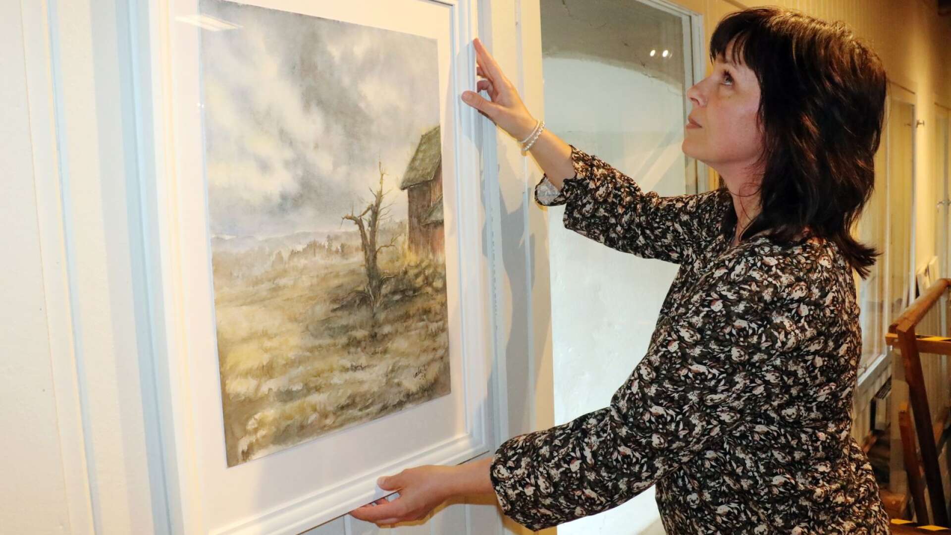 Linda Ludwig från Filipstad står beredd att hålla sin första konstutställning. Premiären gör hon på hemmaplan i museet Kvarnen.