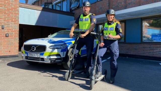 Polisen satsar på elsparkcykeln. På bilden: Gustav Persson, områdespolisgruppchef och Johanna Björk gruppchef/yttre befäl LPO Kristinehamn. 