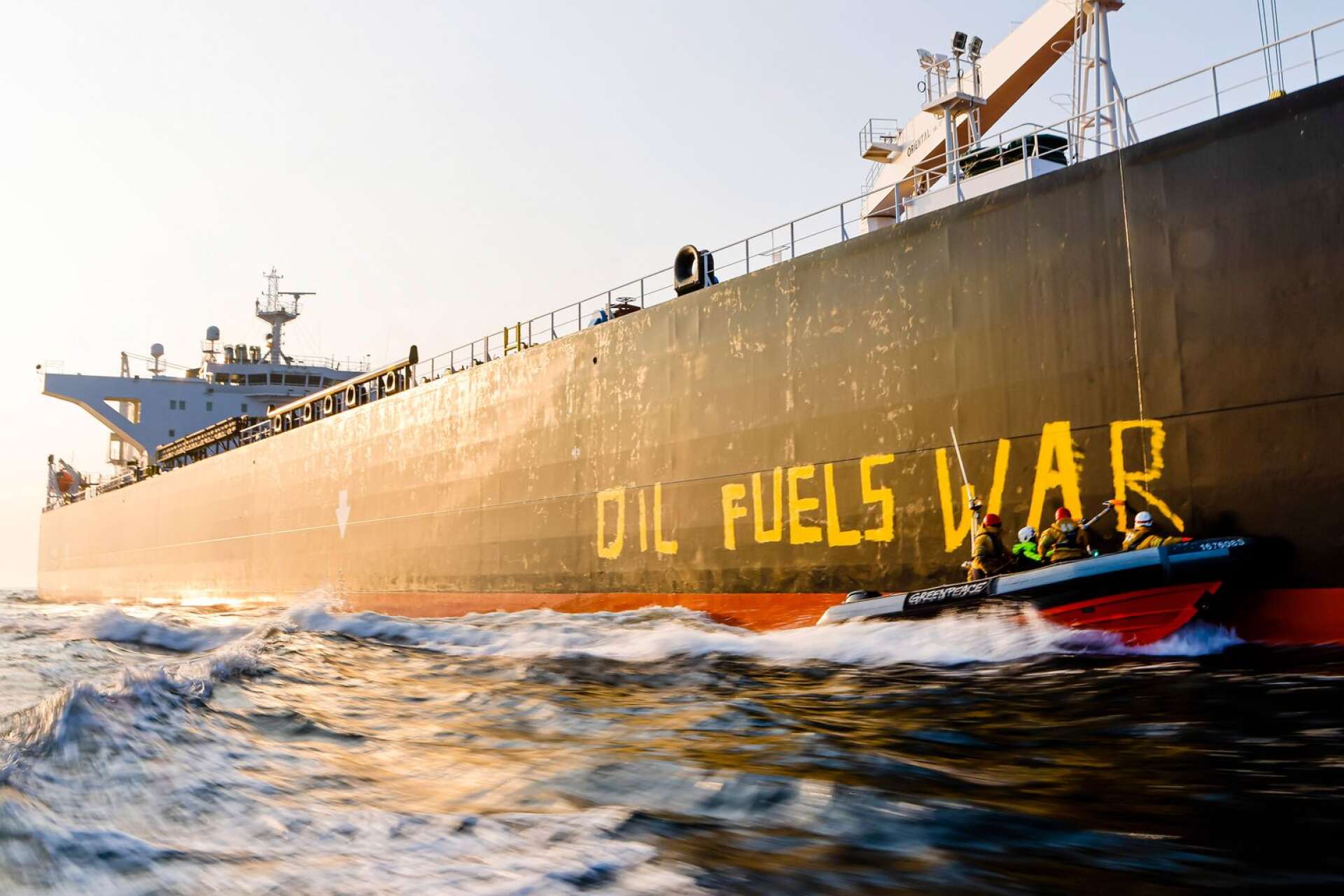 Det internationella beroendet av rysk olja har inneburit att Ryssland kunnat bibehålla sitt autokratiska statsskick istället för att demokratiseras. På bilden en oljetanker med rysk olja som aktivister från miljöorganisationen Greenpeace skrivit ”Oil fuels war” på. 