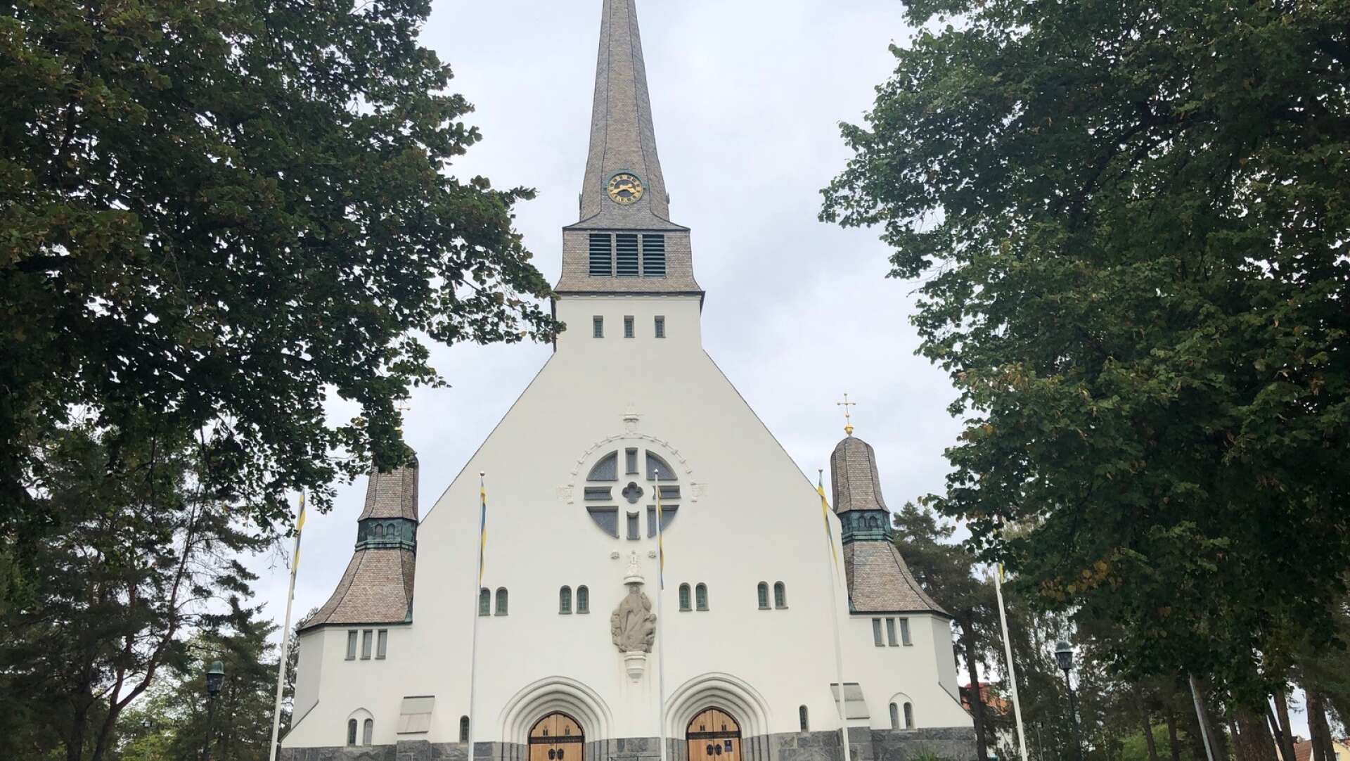Nio kyrkor i Arvika och Eda pastorat har erhållit ersättning för renoveringar.