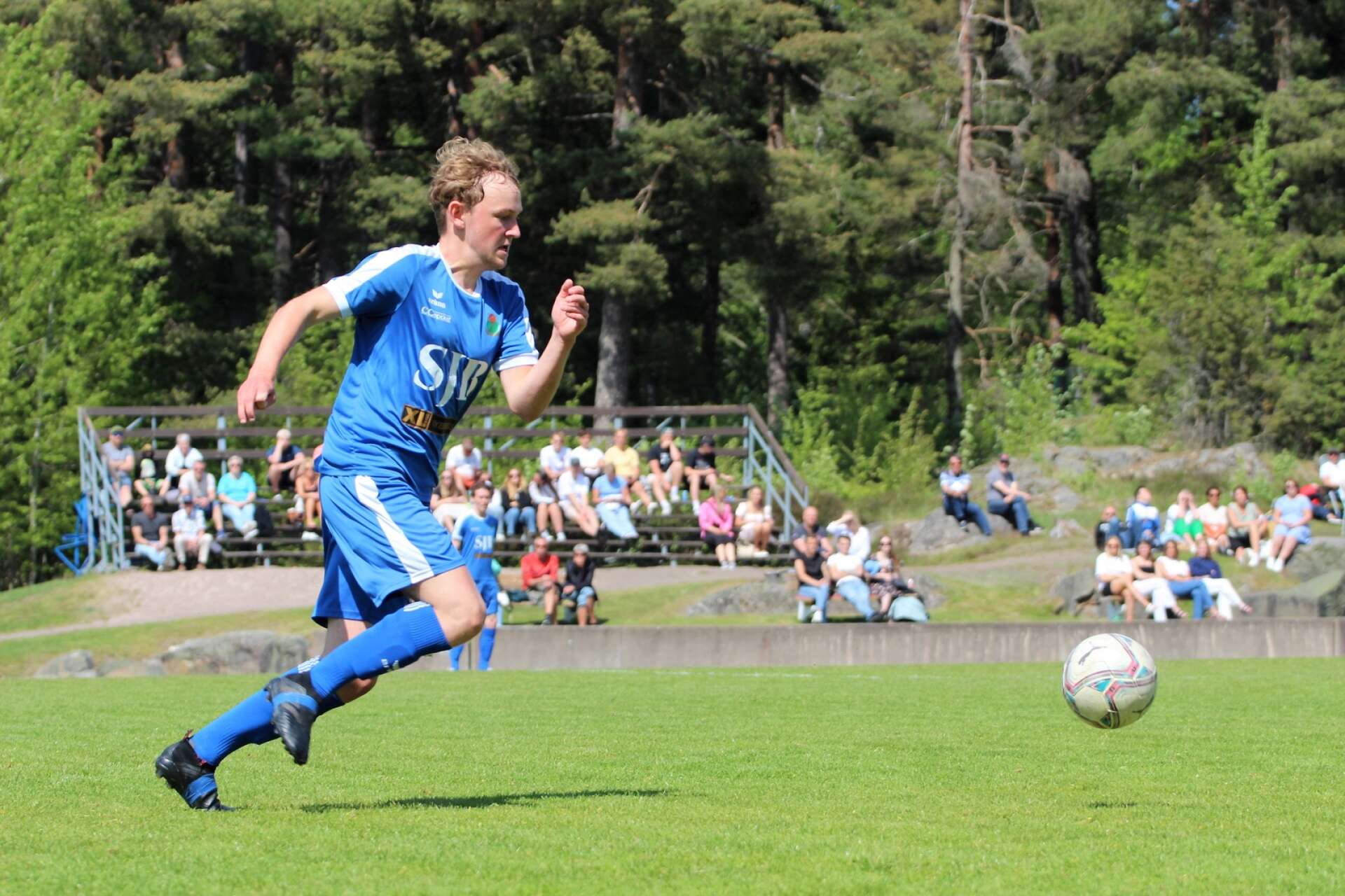Theo Johansson på mittplan.

Fotboll på Rösvallen, Åmål
Division 4 Bohuslän–Dalsland
IF Viken – Eds FF 0–2 (0–1)