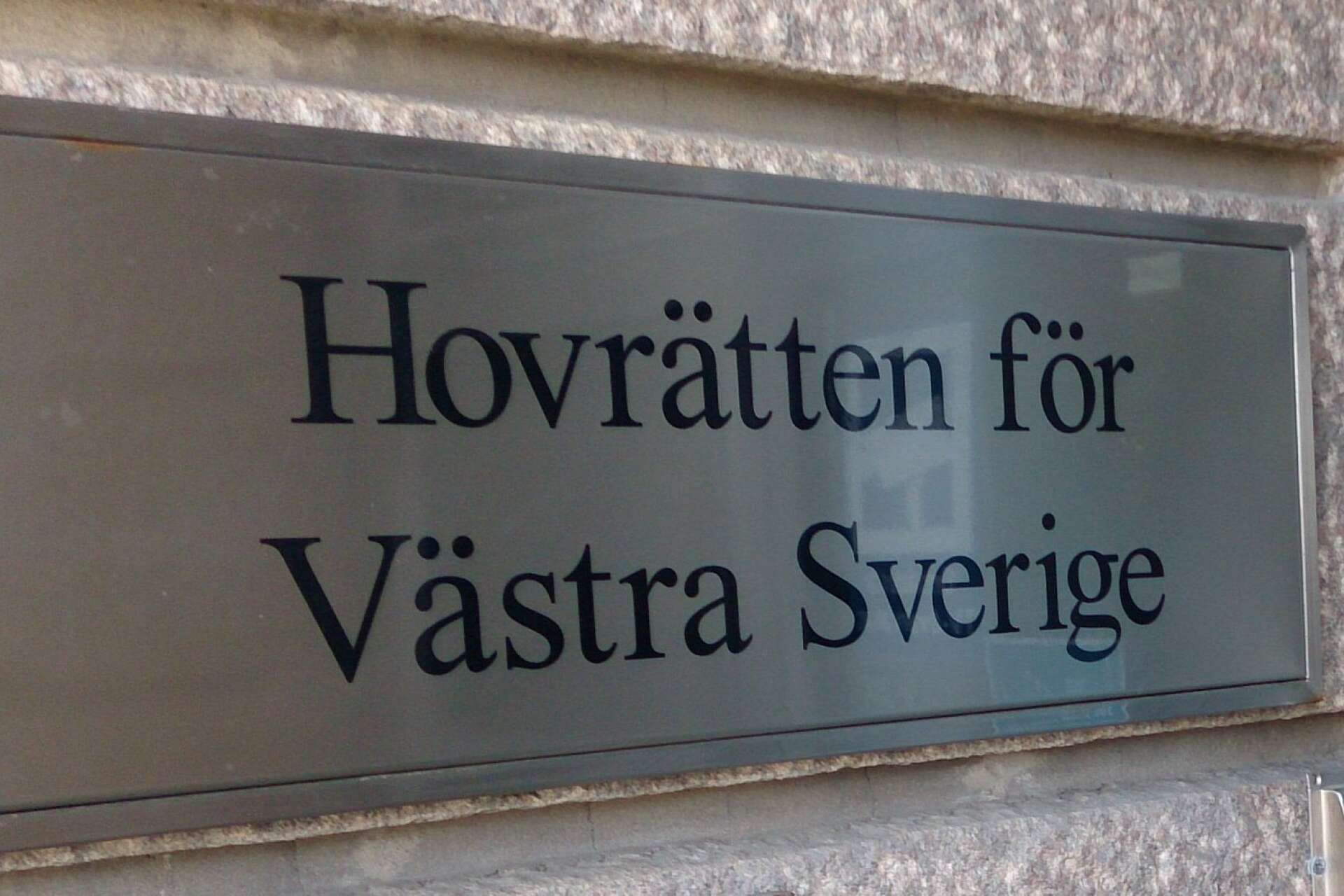 Hovrätten för Västra Sverige ändrar tingsrättens dom och häver fängelsedomen.