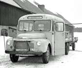Flera av Ingmans bussar var byggda för att transportera såväl passagerare som gods. På lastflaket kunde till exempel mjölk fraktas till mejeriet i Säffle. Hade bilden varit i färg så hade bussen varit ljusblå. Det var alla Ingmans bussar.