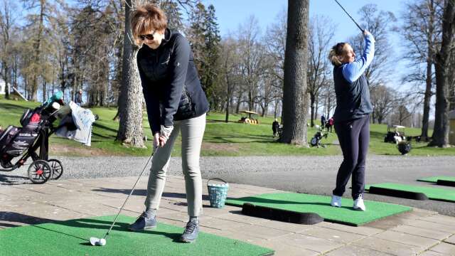 Anna-Carin Karlén och Bitte Österberg var taggade inför golfpremiären på Knistad.
