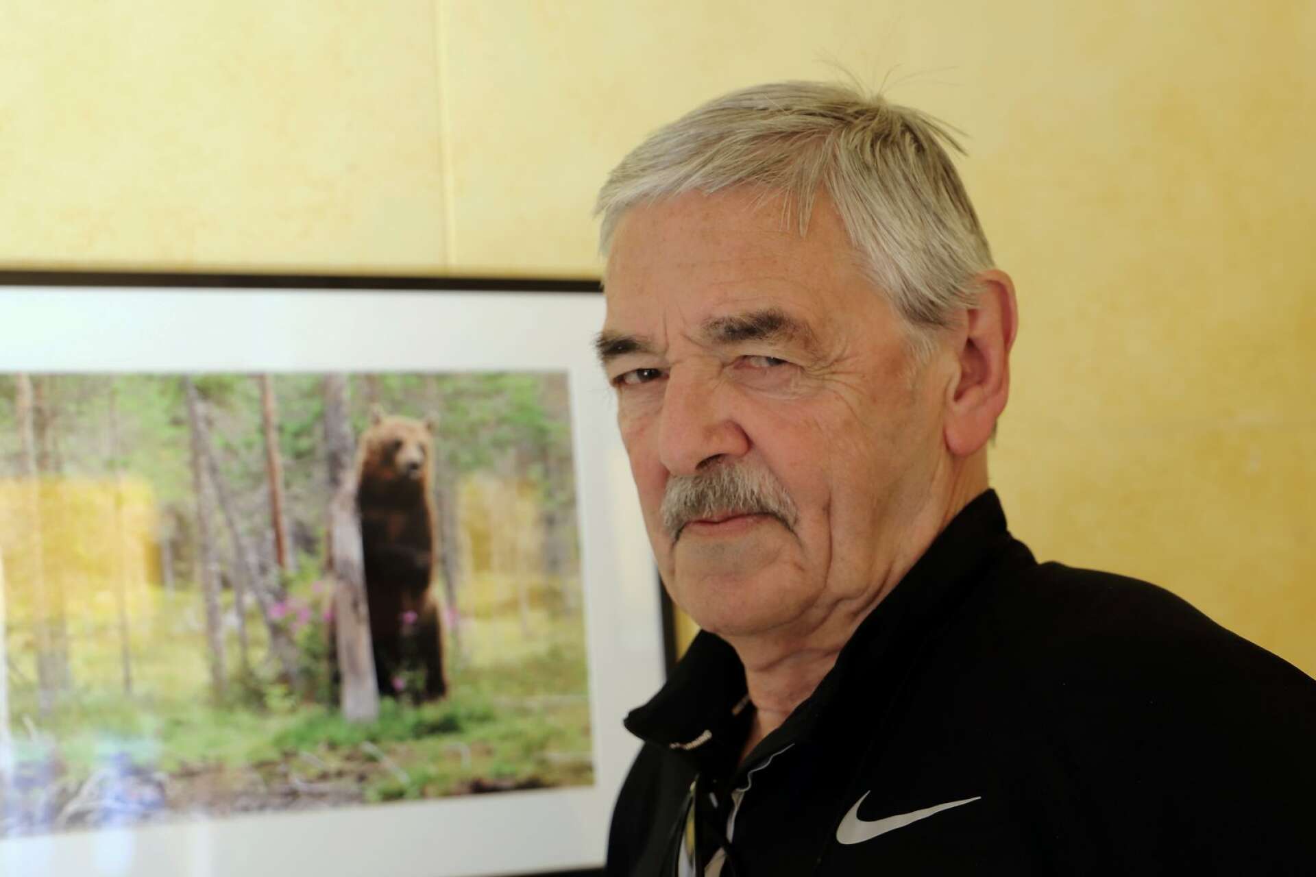 Esse Johansson visar foton på björn och järv.