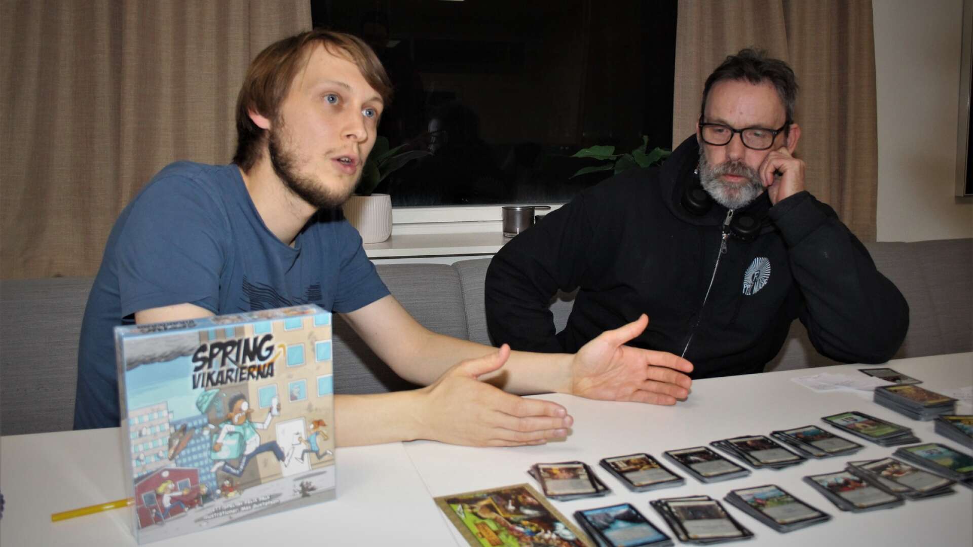 Felix Falk, med sitt egentillverkade spel ”Springvikarierna”. Magnus Dahlqvist från Studiefrämjandet sitter intill.