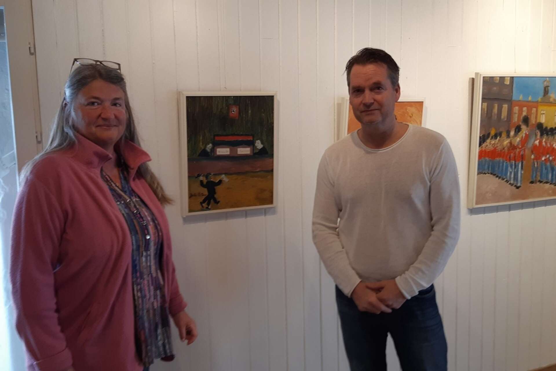 Syskonen Gunilla Renfors och Lars Schill säljer nu ett stort antal tavlor av John Östman, vilka tillhört deras mor Ulla Fagrell.