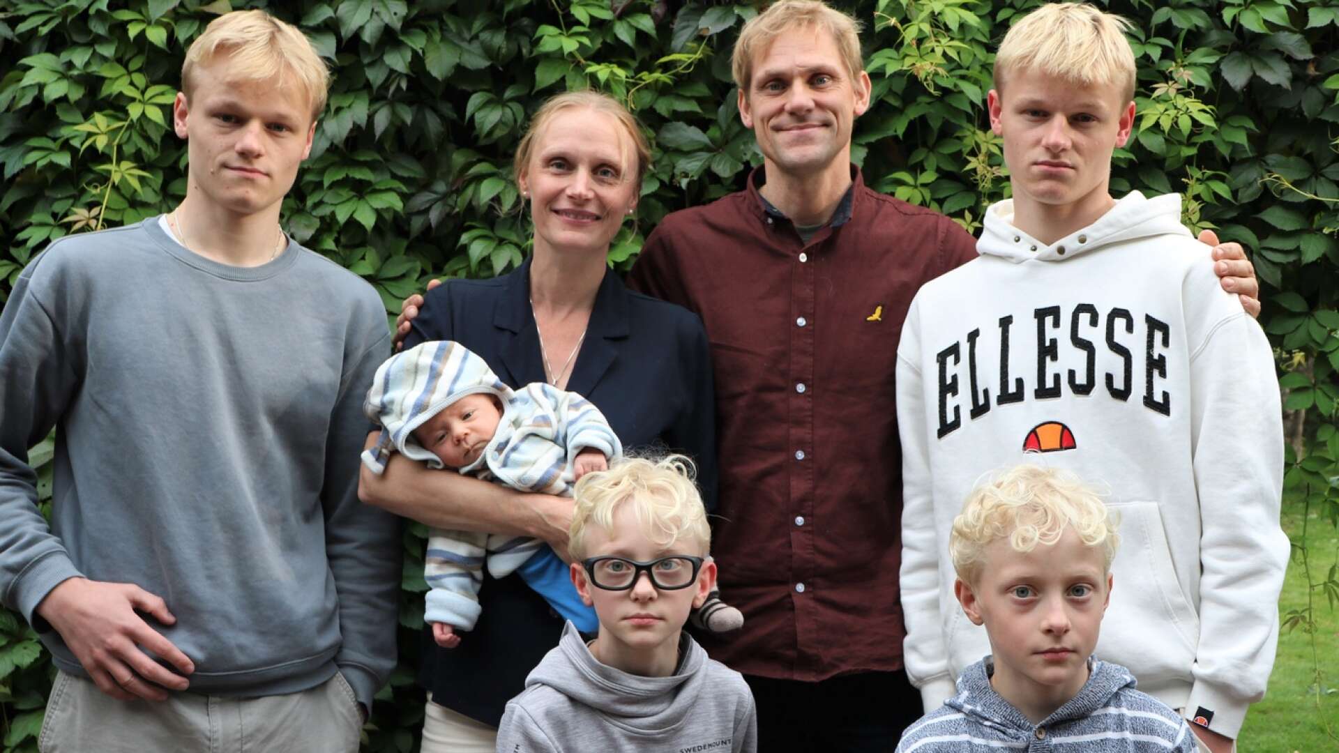 Familjen Gillberg Tranefeldt består av Josef, Sophia, Aron, Elias, Gabriel, Emanuel och John, samt deras hund Sissi.
