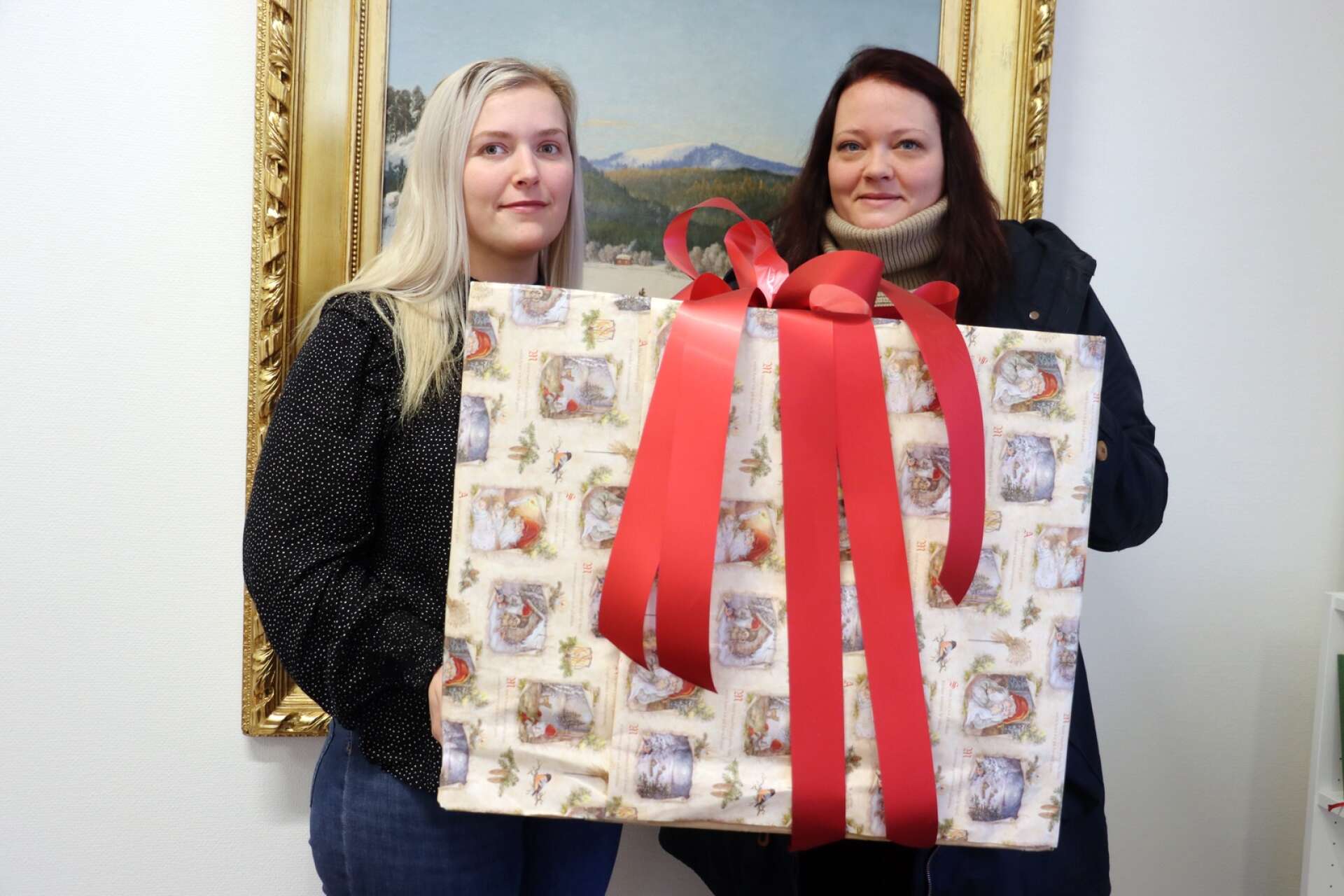 Julhjälpen i Filipstad med omnejd hjälper familjer även i år. De som driver initiativet är Fanny Folkesson (till vänster) och Sandra Persson. 