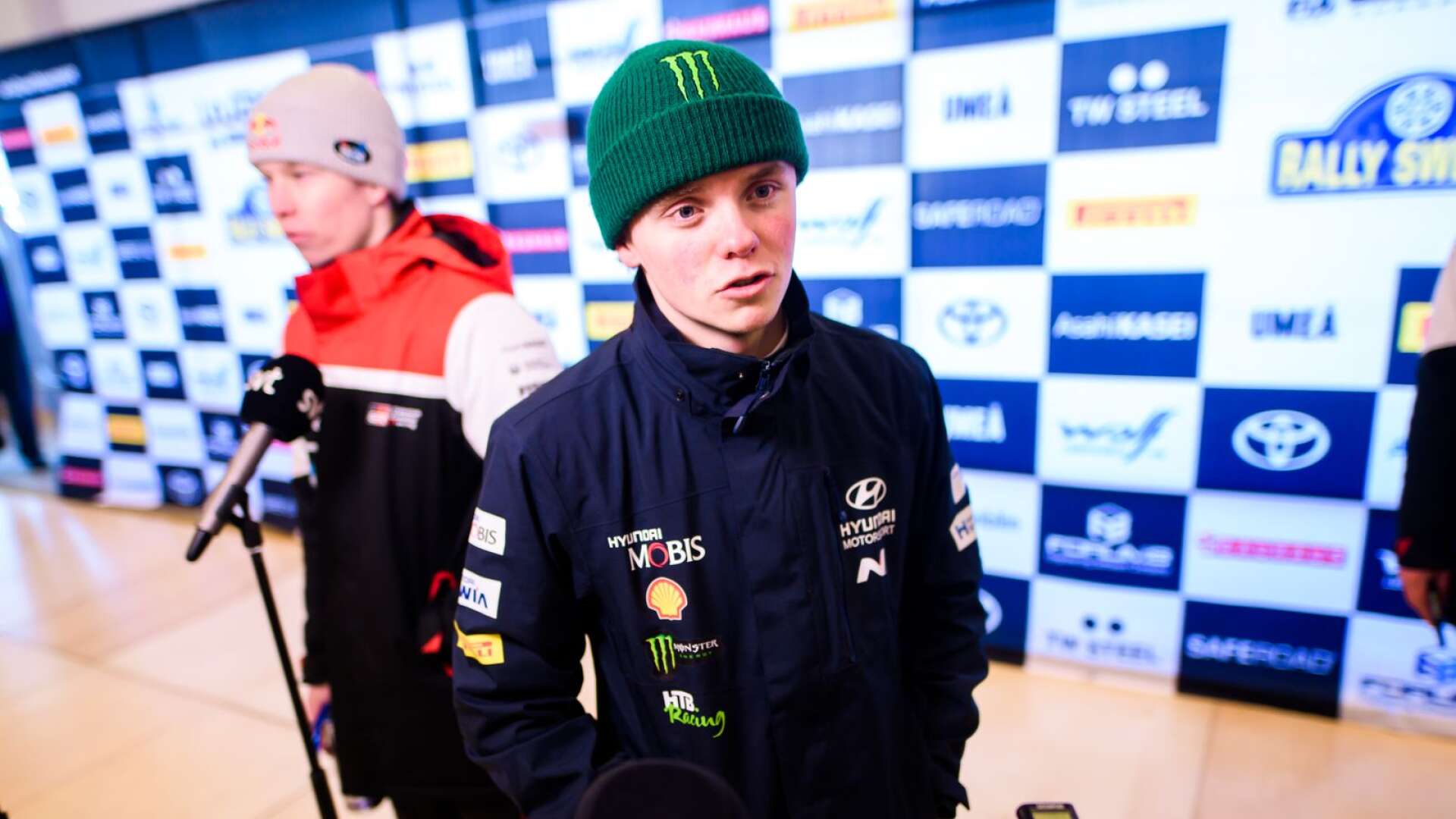 Oliver Solberg slutade sexa i Svenska rallyt. I bakgrunden syns segraren Kalle Rovanperä.
