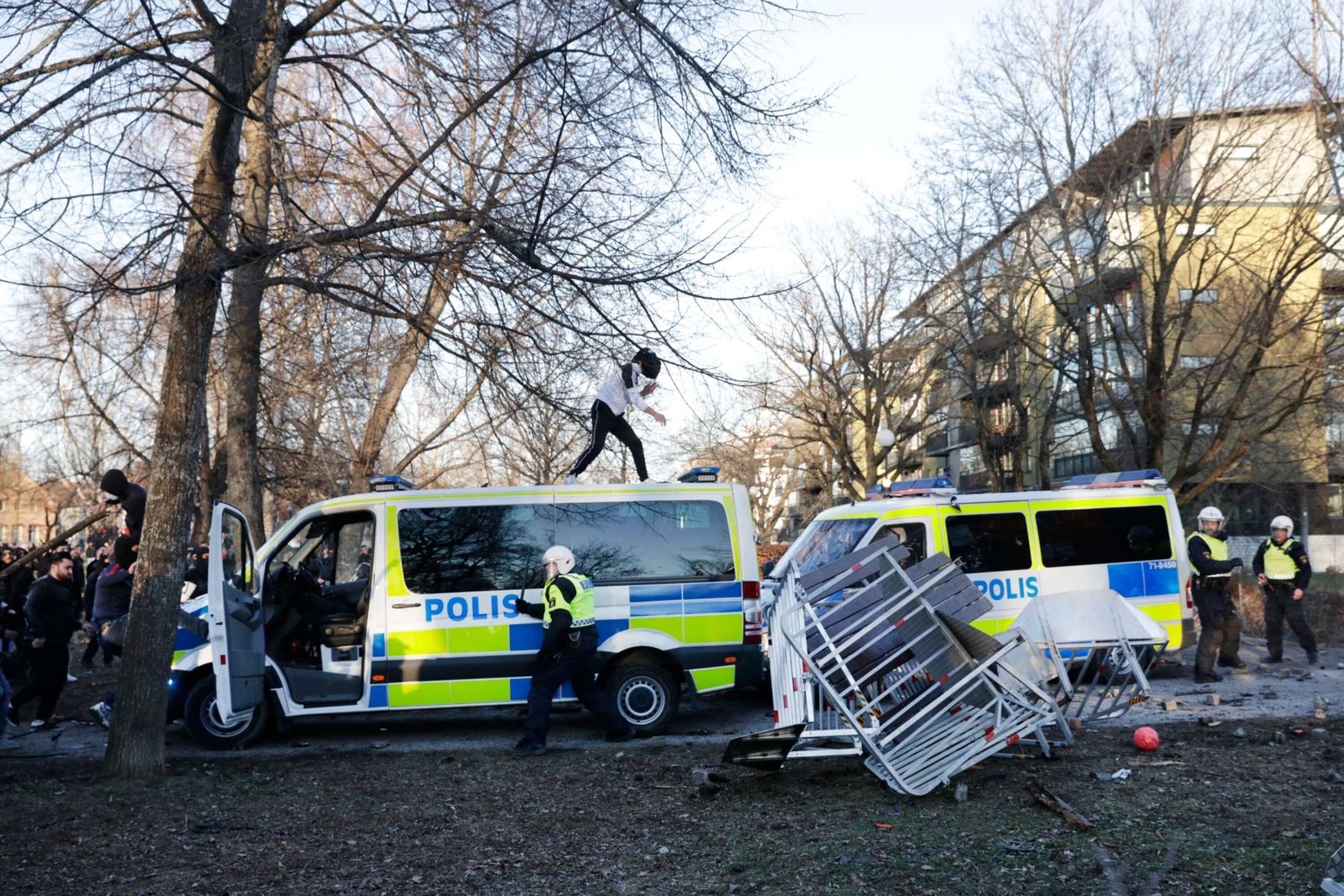 Polisen motar bort motdemonstranter i Sveaparken i Örebro, där Rasmus Paludan, partiledare för det danska högerextrema partiet Stram kurs, fick tillstånd för en sammankomst på långfredagen. 