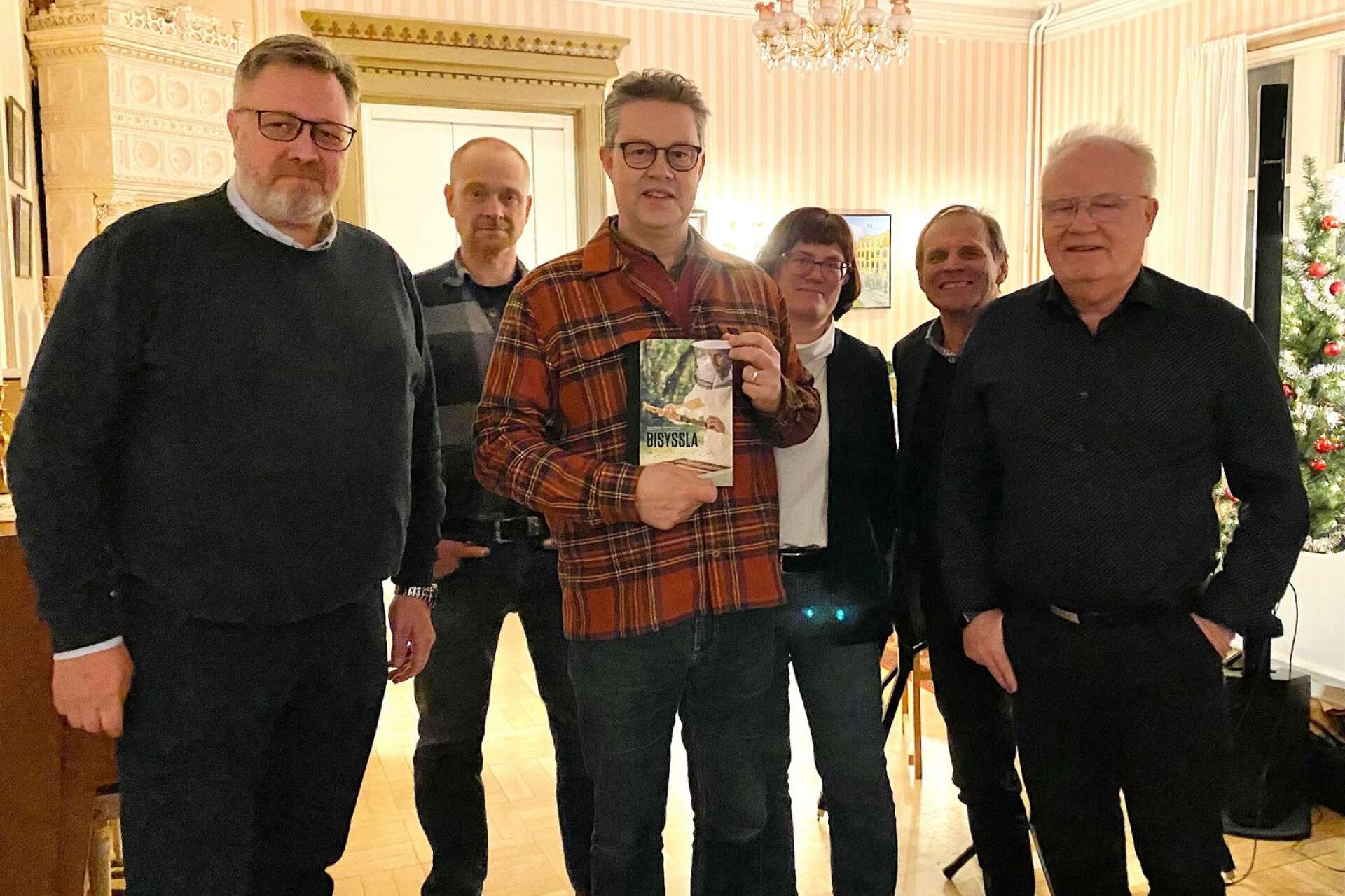 Martin Carling, i mitten, avtackades av Andreas Nilsson (M), Anders Bengtsson (SD), Lena Högfelt (L), Tommy Olsson (KD) och Per-Erik Norlin (S). 