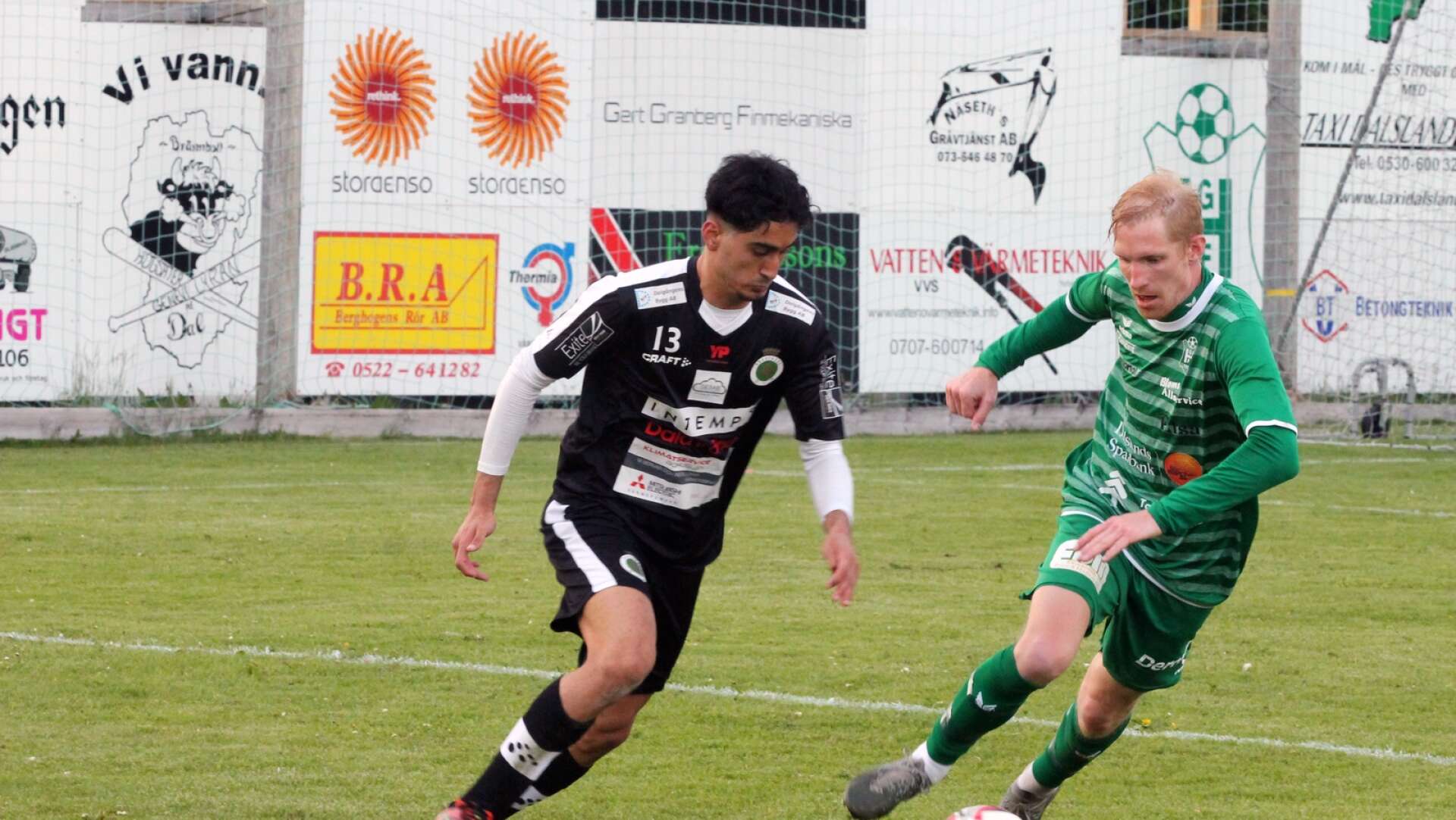 Rosseröds IK drar sig ur division 4. Här Dirhat Ahmed i duell med Högsäters Johan Larsson under säsongen som gick.