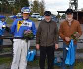 Ärtemarkstränaren Nils Gustavssons söner Kurt och Kenth Gustavsson var prisutdelare i Solnells minneslopp som vanns av Ove Bakkevold Reime.