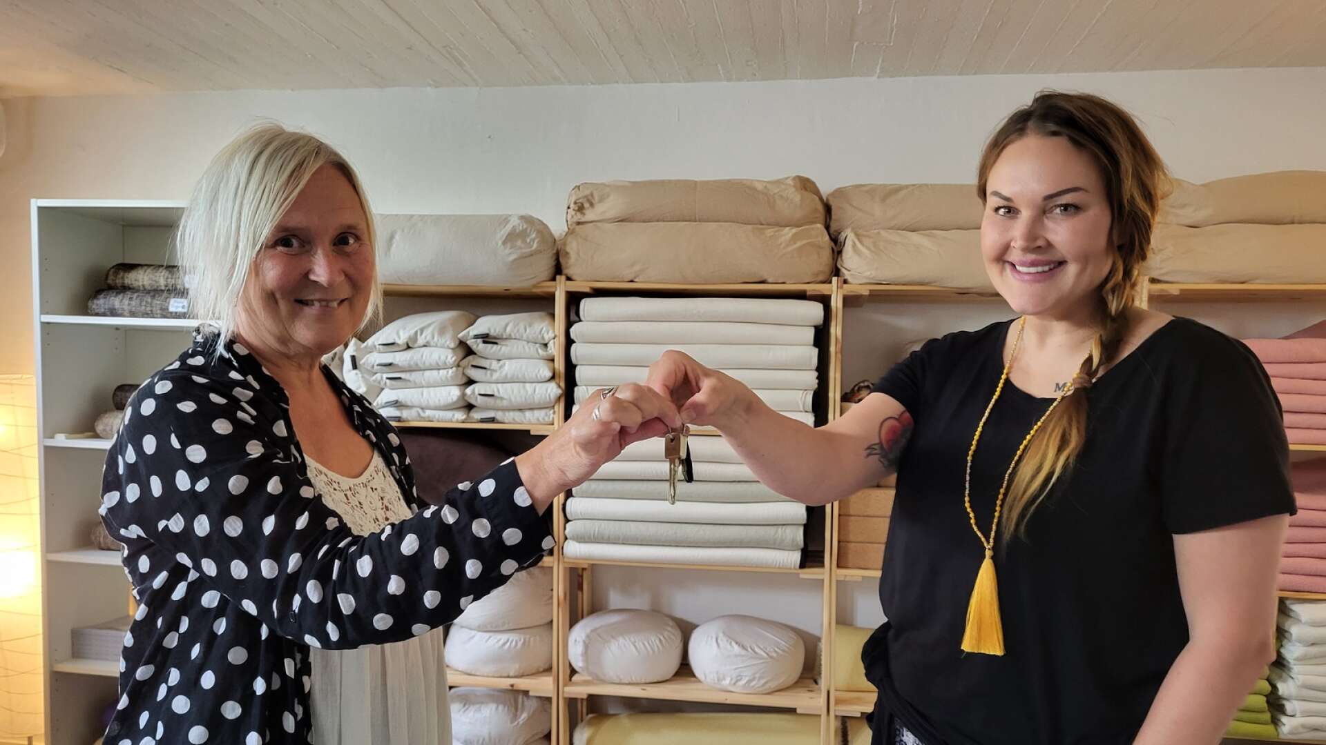 Annikki Ollikainen säljer företaget Anrika energi i Filipstad till Malin Örjas och i tisdags lämnade hon över nyckeln till yogastudion.