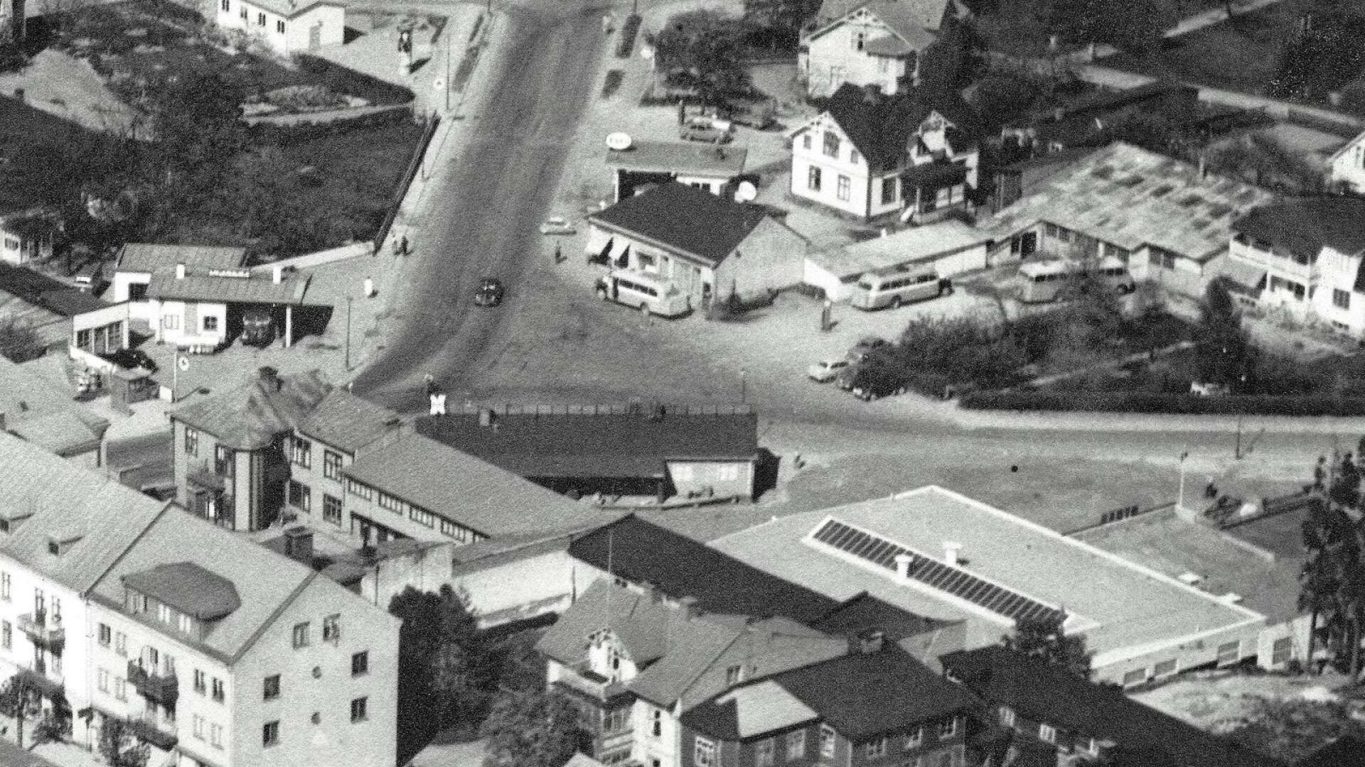 Ett flygfoto från 1955 visar busstorget som omgavs av bland annat busscentralen, Ingmans garage och bostadshus samt huset med bland annat blomsterhandel och herr- och damfrisörer. Bensinstationen – Texaco – på andra sidan av gatan skulle några år senare totalförstöras i en brand. Nederst i högra hörnet ses taket på då relativt nybyggda Söderqvists Bil AB.