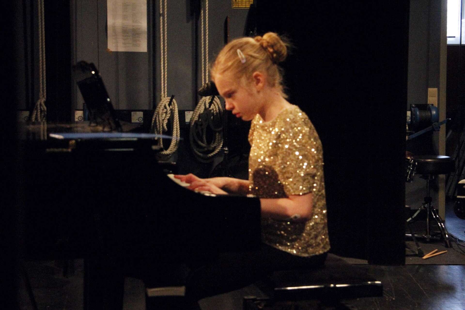 Juni Larsson var skicklig vid pianot.