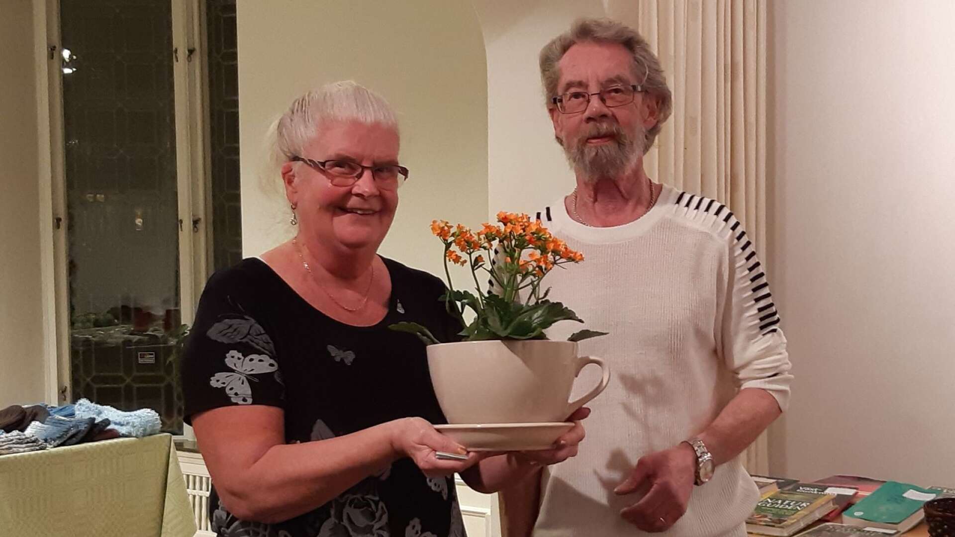 Ingrid Larsson tackades efter föreläsningen med en blomma av ordförande Ove Grunt.