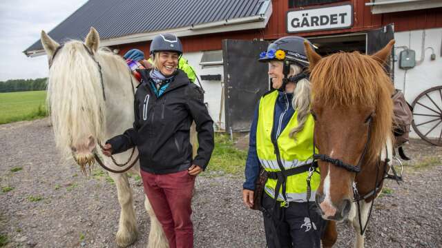 Stefanie Lagerlöf, med hästen Galliano, och Annki Sellstedt, med hästen Safira, är ute på ett äventyr som heter duga. Tillsammans rider de runt Vänern och i måndags övernattade de i Sotebyn.