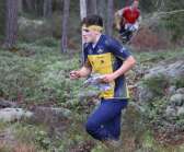 Rasmus Pettersson, talangfull junior från OK Djerf i Karlskoga, mätte sina krafter med seniorerna i Lången. Han kom på tredje plats. I bakgrunden kan man skymta slutsegraren Johan Söderlund, OK Tyr.