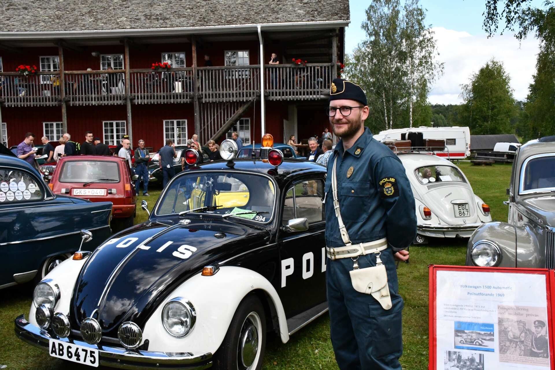 David Pettersson iförd autentisk polisuniform. Här med hans väns Volkswagen 1500 Automatic i polisutförande från 1969.