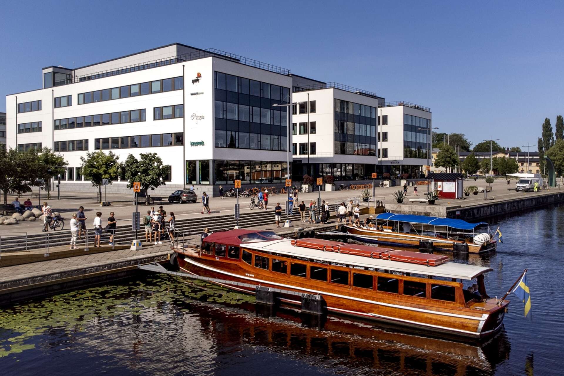 I år flyttade båtbussarnas hemmahamn från Café Slusswakten i Pråmkanalen till Inre hamn och det upplevs som positivt både av entreprenören Karlstad sjötrafik, Karlstadsbuss och passagerna.