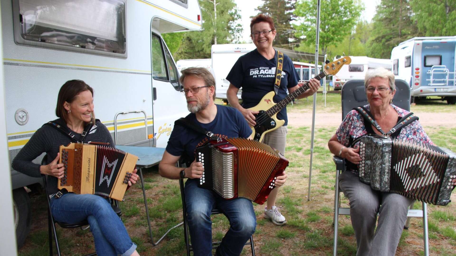 Det blev varken durspelsfestival eller dragspelstämma på Otterbergets camping i år. Camilla Nilsson, Alf Björzén, Eva Sares och Pia Algeson deltog i alla fall på förra årets durspelsfestival.