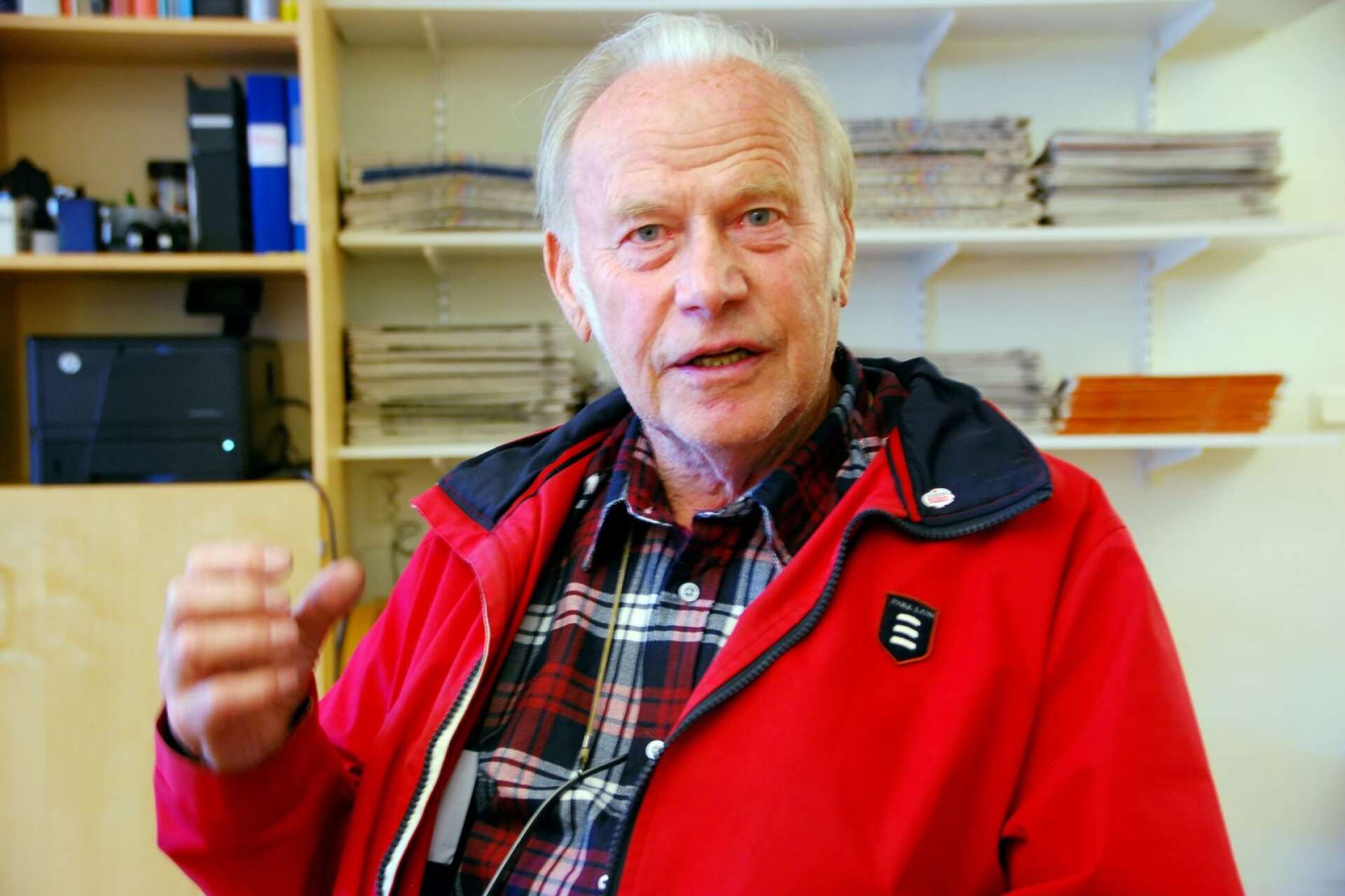Åke I Andersson, styrelseledamot i PRO Dals Långed, anser att det är självklart att Kolaregården måste få finnas kvar.