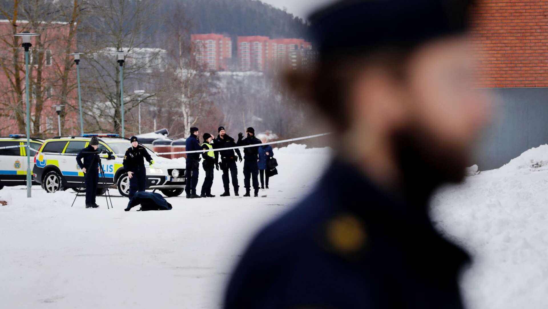 Polisens tekniker arbetar på platsen där en man sköts till döds i Nacksta i Sundsvall i december 2019. 