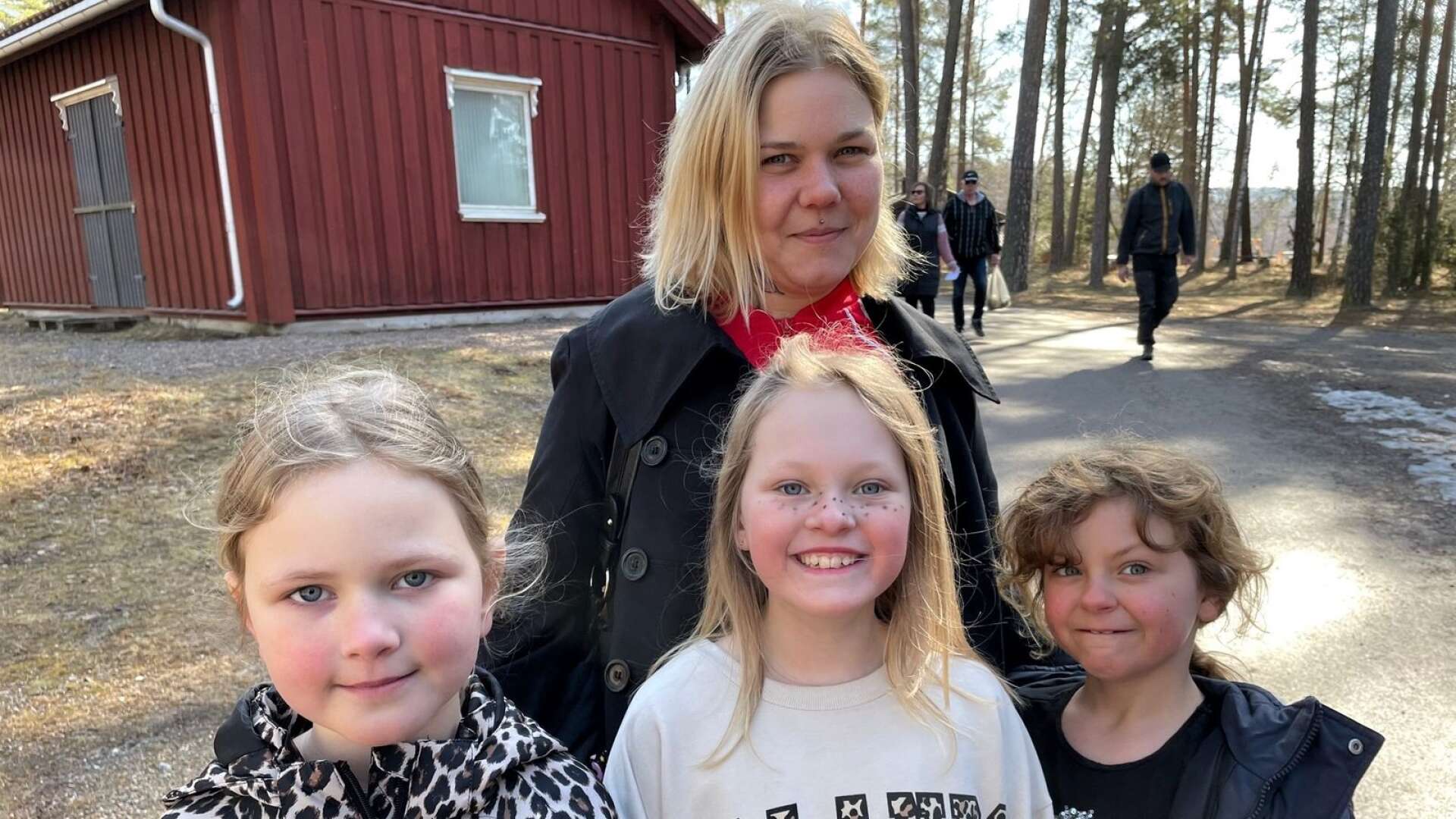 Tre pigga klasskamrater från Gateskolan gick Äggpromenaden tillsammans, Saga Jakobsson, med mamma Miranda, och kompisarna Cornelia Persson och Nellie Östberg.