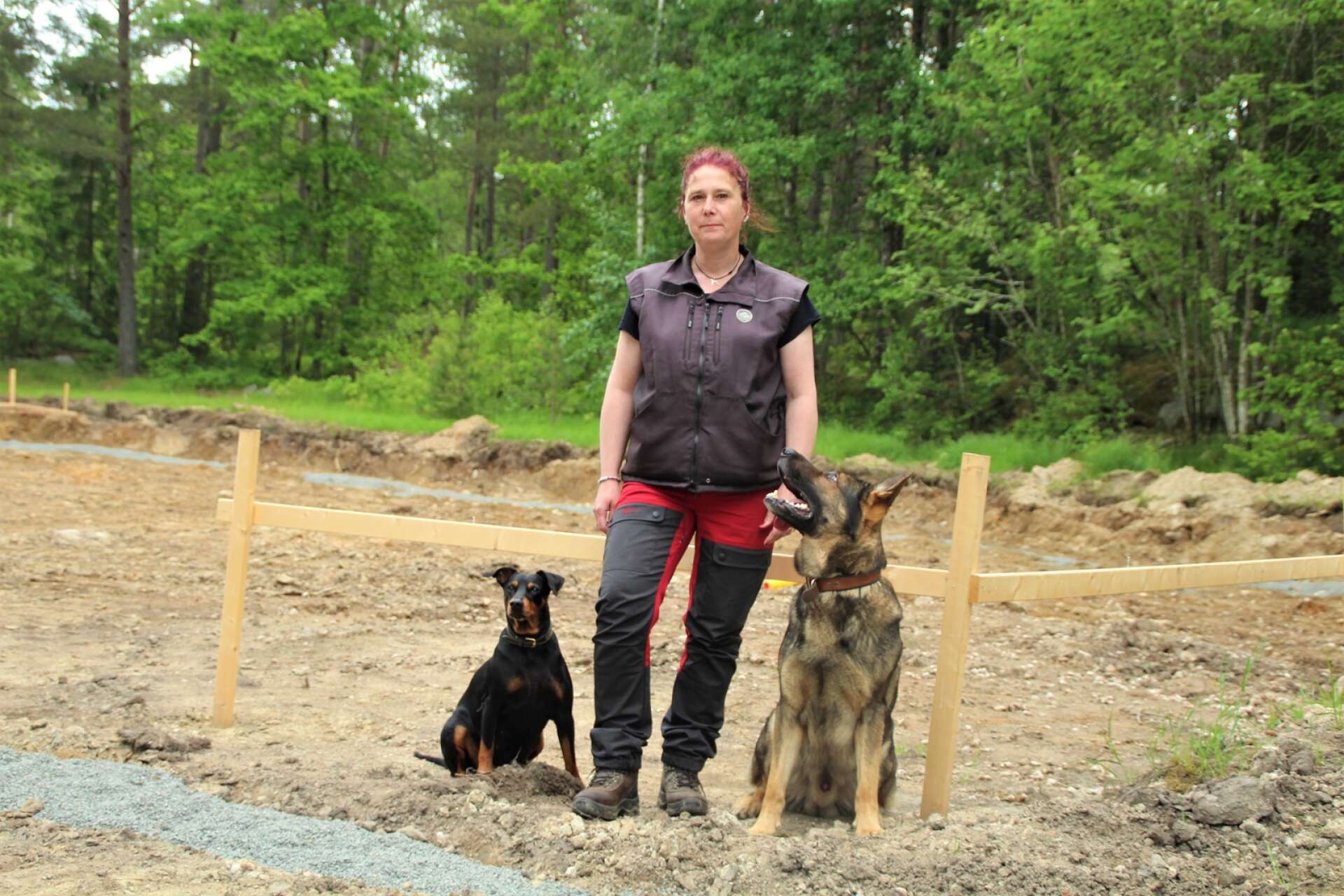Snart dags för byggstart. Angelina Manoff Johannesson öppnar Grästorps hundcenter i Trökörna.