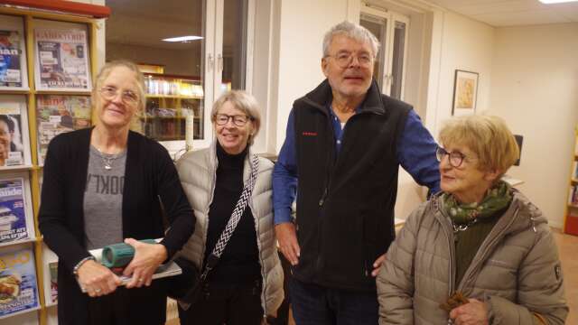 Från vänster: Kerstin Belander, Karin Löfgren, Putte Grötting och Kristina Lööf hade en del att prata om efter ”tågluffkvällen” på biblioteket.
