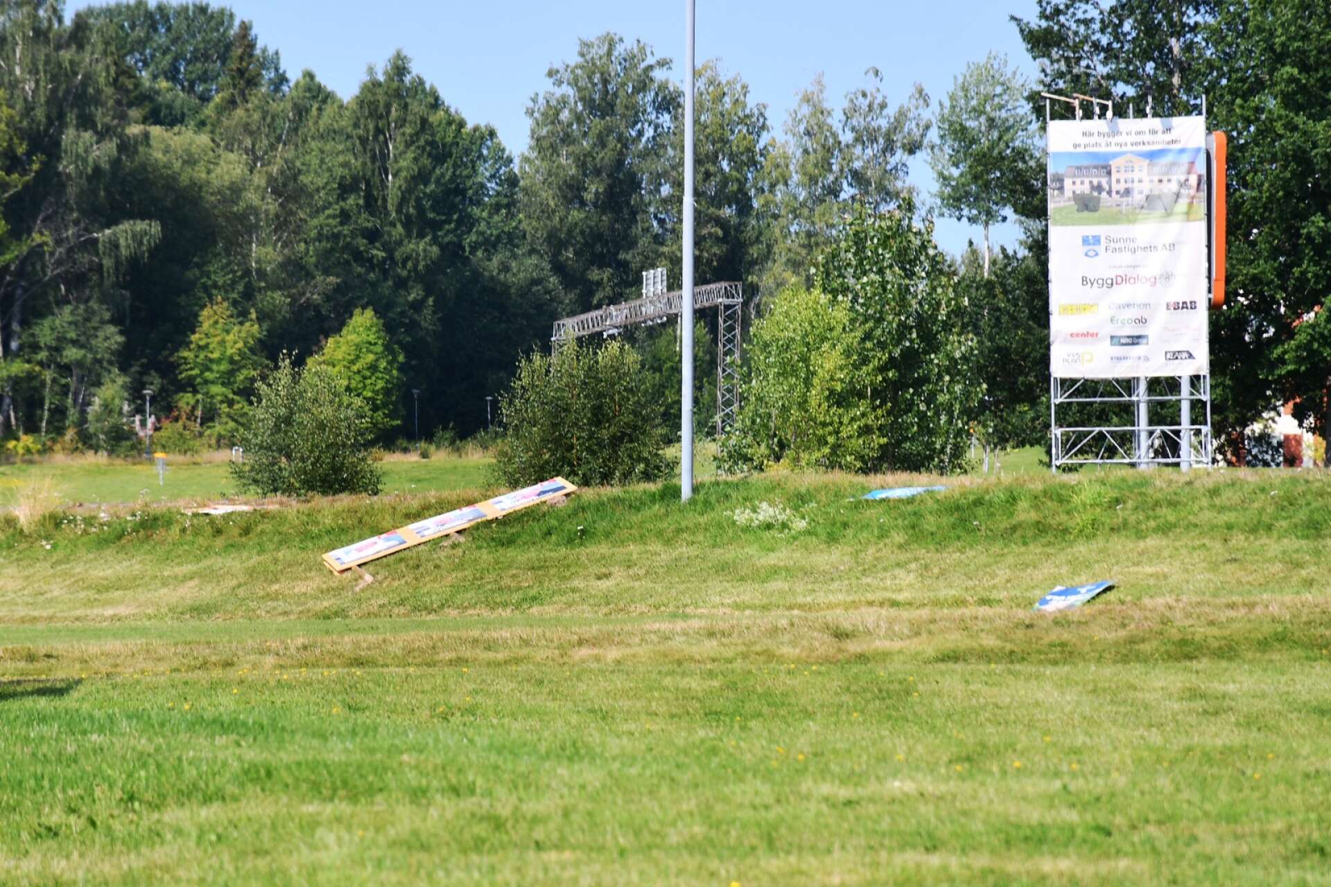 Vid Kolsnäs har skyltarna kastats ner i slänten. 