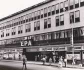 1962 flyttade Epa till det som sedan kom att kallas 15-huset. Bilden är tagen 1976 och i början av 1980-talet slog Hennes &amp; Mauritz ihop sina två butiker i stan och tog över lokalerna.
