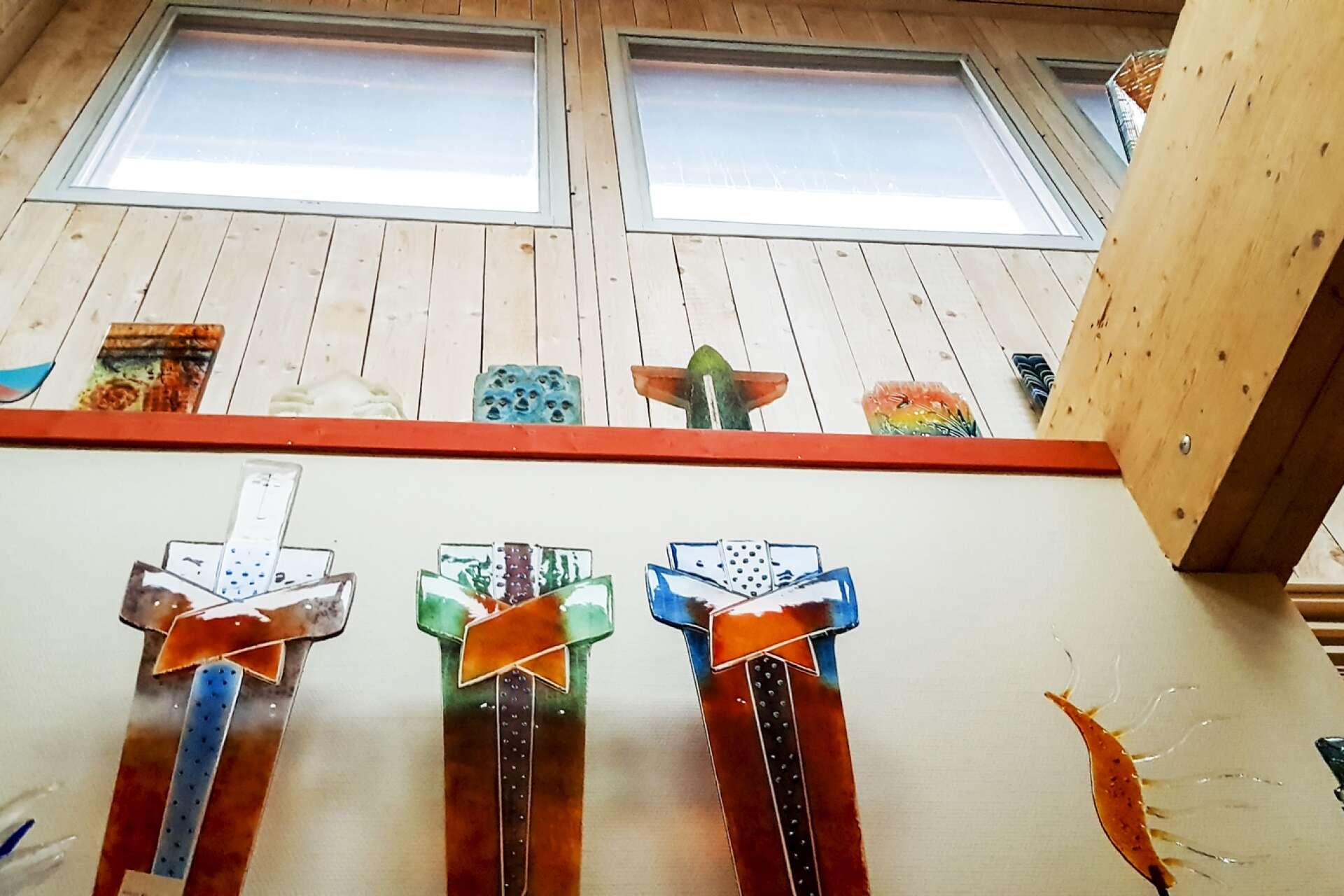 Håkan Blomqvist köpte gamla musikskolan i Kil som han byggde om till hem och ateljé med högt till tak. Totemglasen blev de första i deras nya genre.