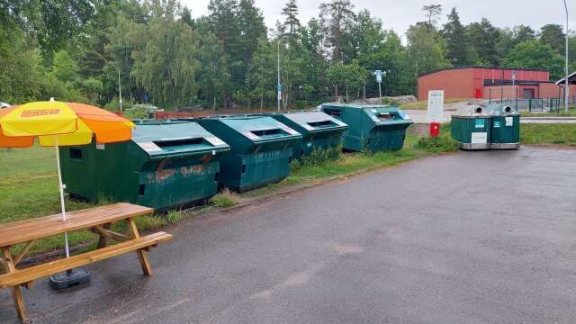 Återvinningsstationen i Ullervad föreslås flytta från parkeringen vid 24sju till församlingshemmet. Men bygglovsbeslutet måste handläggas igen, efter en överklagan till länsstyrelsen.
