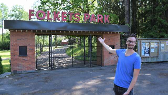 Anders Larsson, föreståndare Björneborgs folkets hus och park, presenterar sommarprogrammet för 2023. 