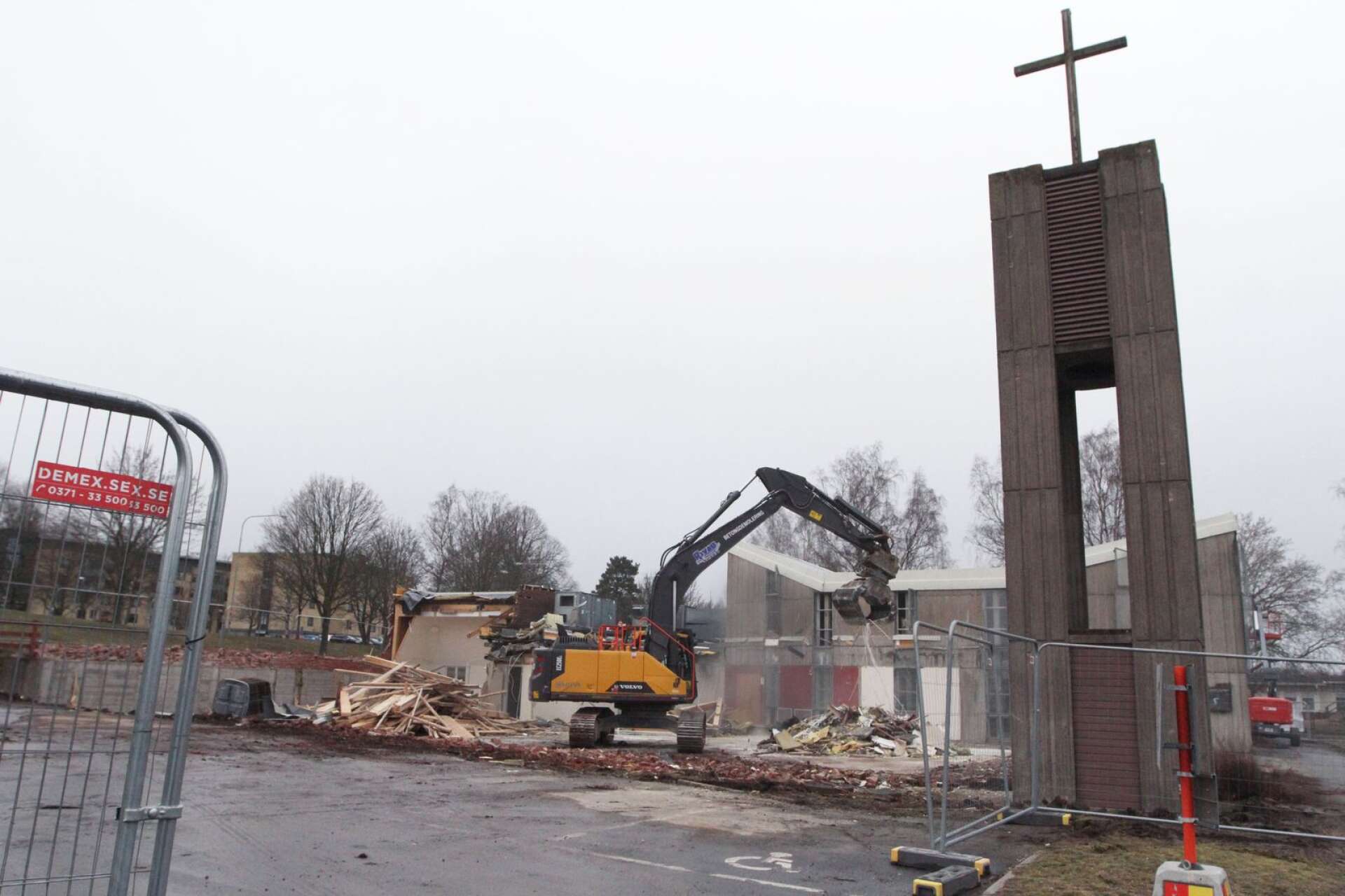 Rivningen av det som tidigare var S:t Markus kyrka har inletts. Byggnaden såldes till Skövde kommun förra året.