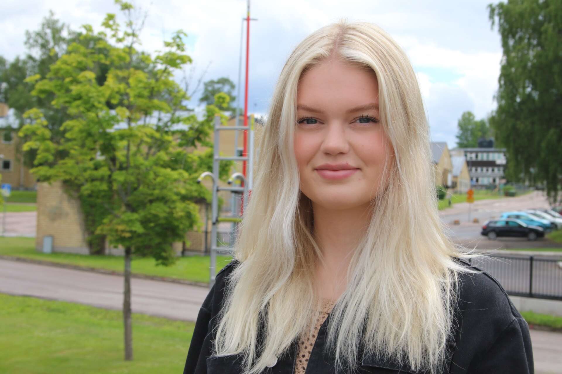 Tindra Kihl, 18, från Filipstad tränas till att bli radiolänksoldat i Skövde. För FT berättar hon om den första tuffa tiden i lumpen.