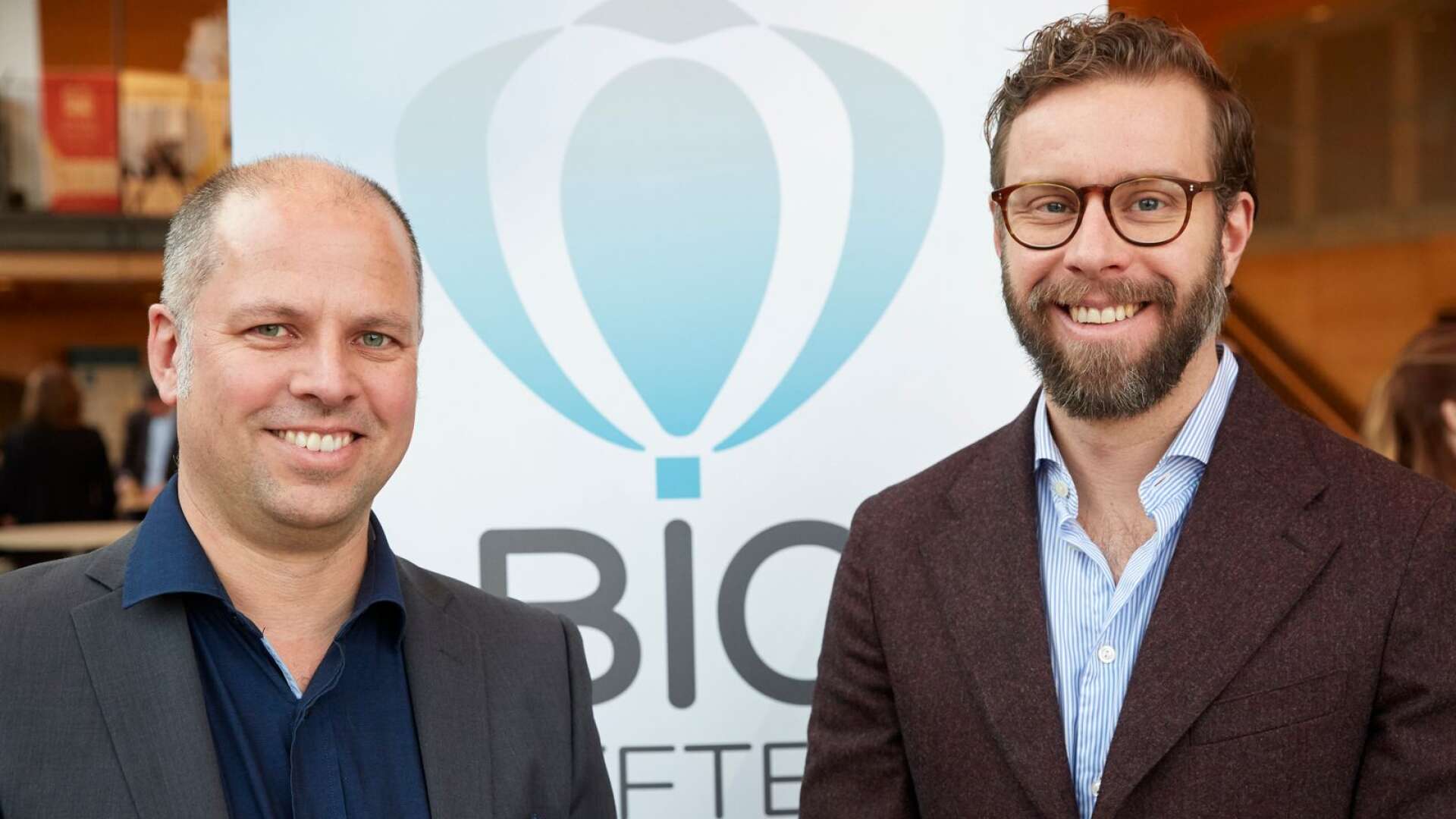Jonas Aspling och Erik Perzon på Research Institutes of Sweden utbildar företag om biobaserade och återvunna material. 