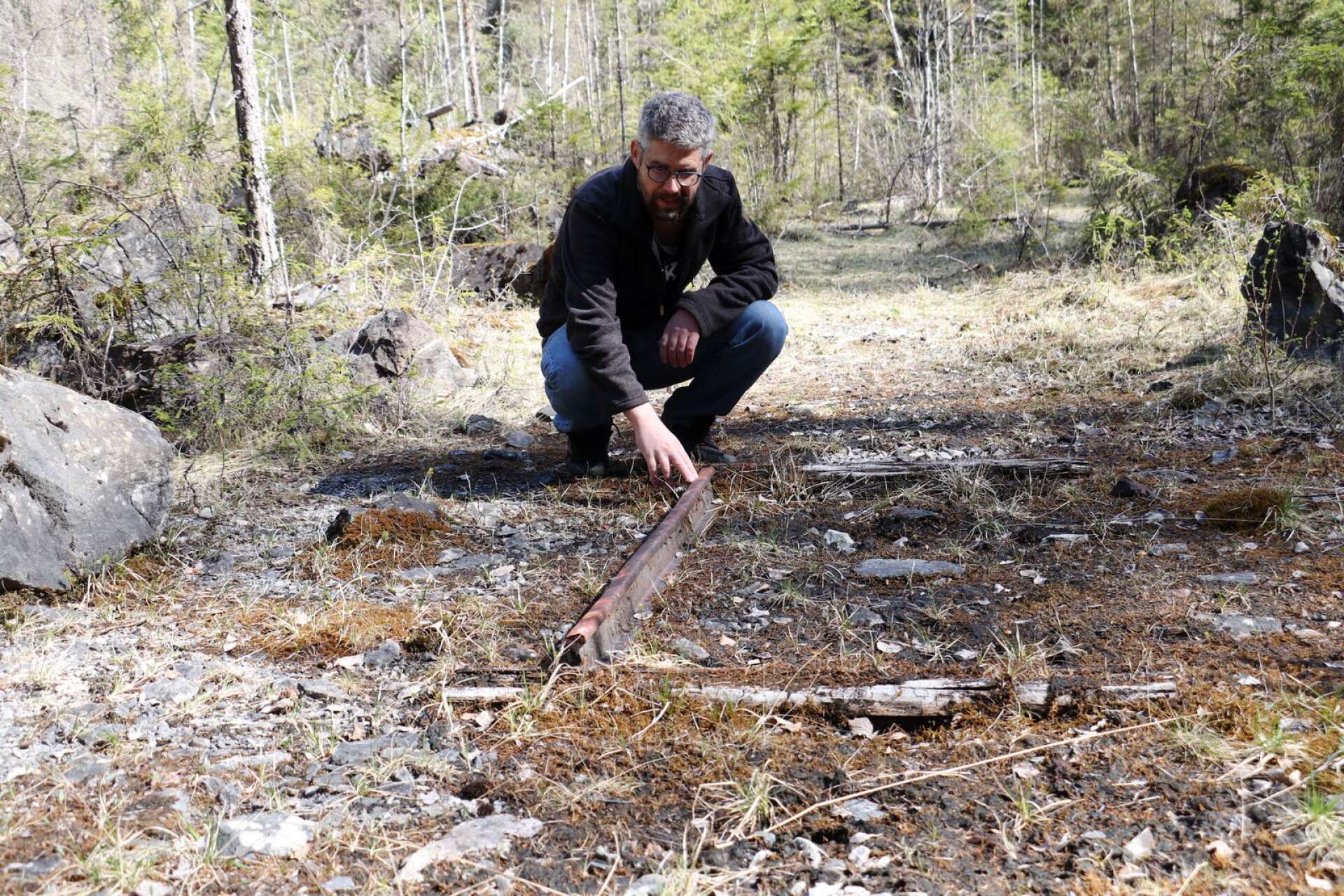 Jan Kruse har hittat resterna av en gammal räls.